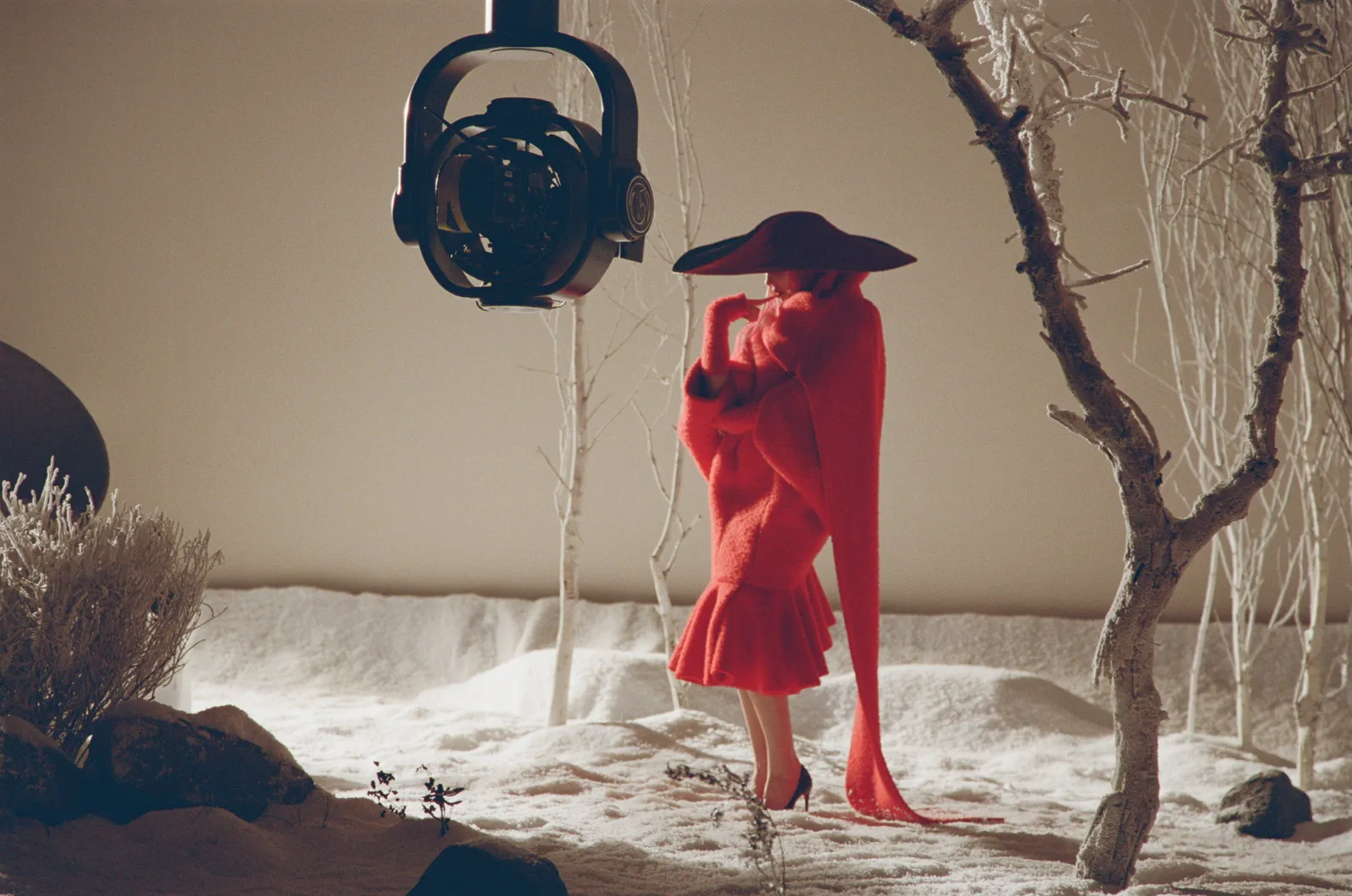 התמונה עשויה להכיל מעיל בגדי צילום של אדם מבוגר אלקטרוניקה ומצלמה