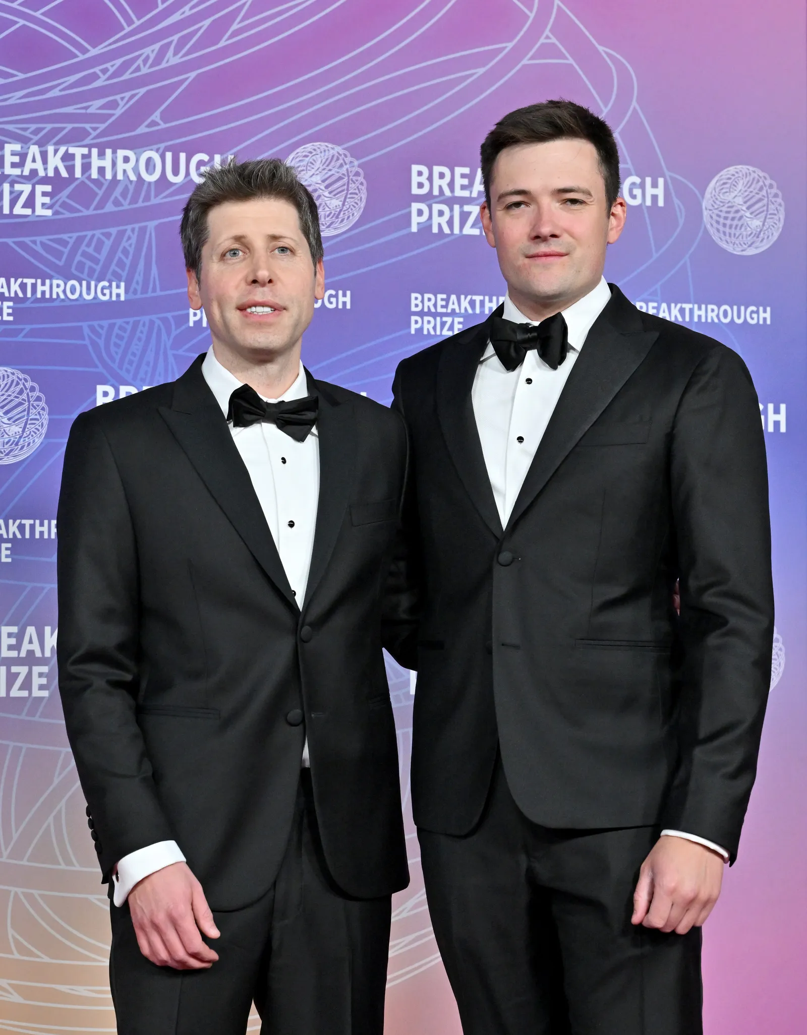 התמונה עשויה להכיל את סם אלטמן דוד דניאלס ביגוד חליפת טוקסידו לאדם מבוגר אביזרים עניבה ומעיל