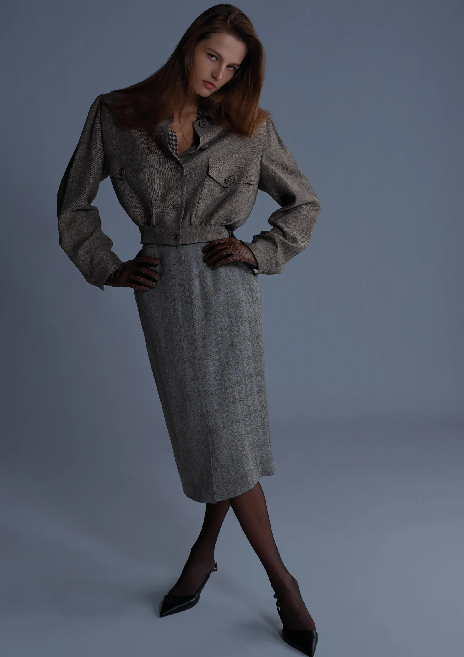 התמונה עשויה להכיל בגדים מעיל לבוש רשמי חליפת חולצה שמלת חולצה אדם מבוגר שרוול ארוך שרוול וכפפה