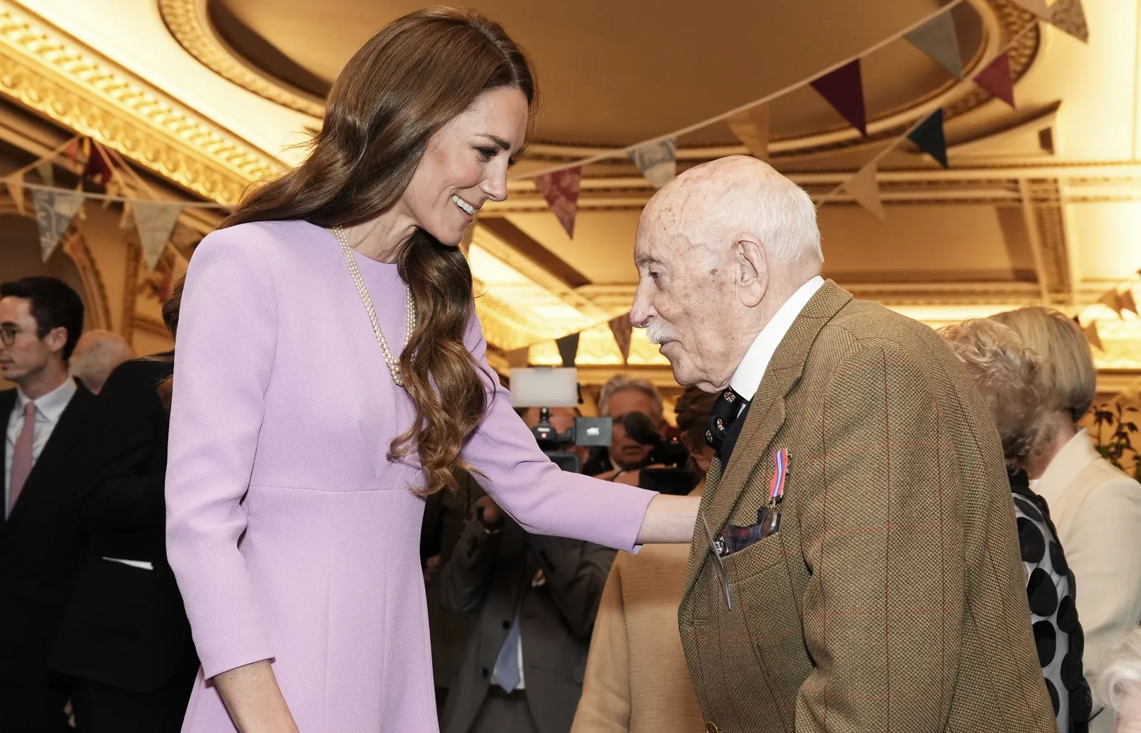 התמונה עשויה להכיל את Jean Rochefort Howard Fineman אביזרים לאדם מבוגר ללבוש רשמי קשירת פנים ובגדים