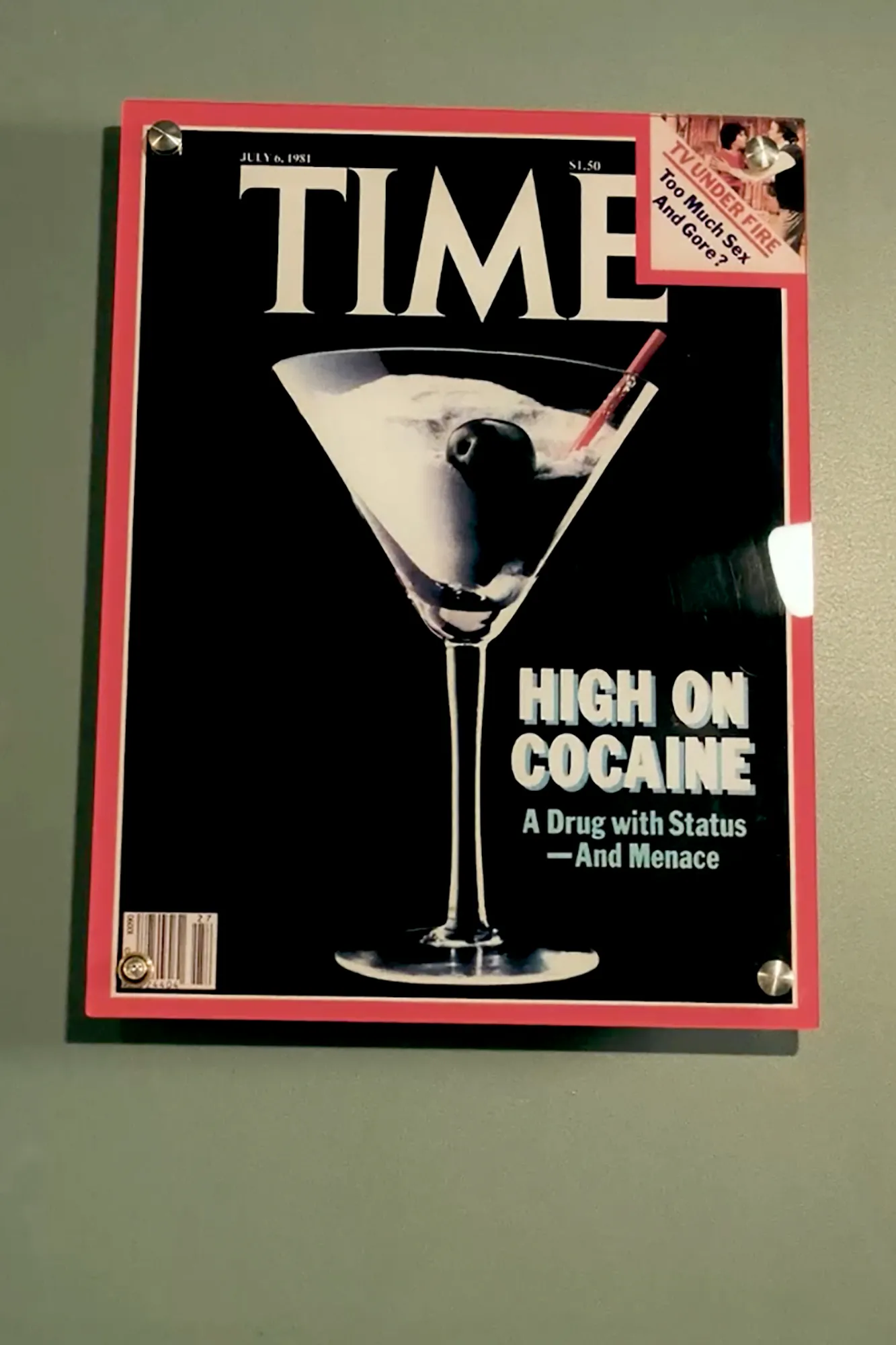 התמונה עשויה להכיל אדם קוקטייל משקה אלכוהול ופרסומת