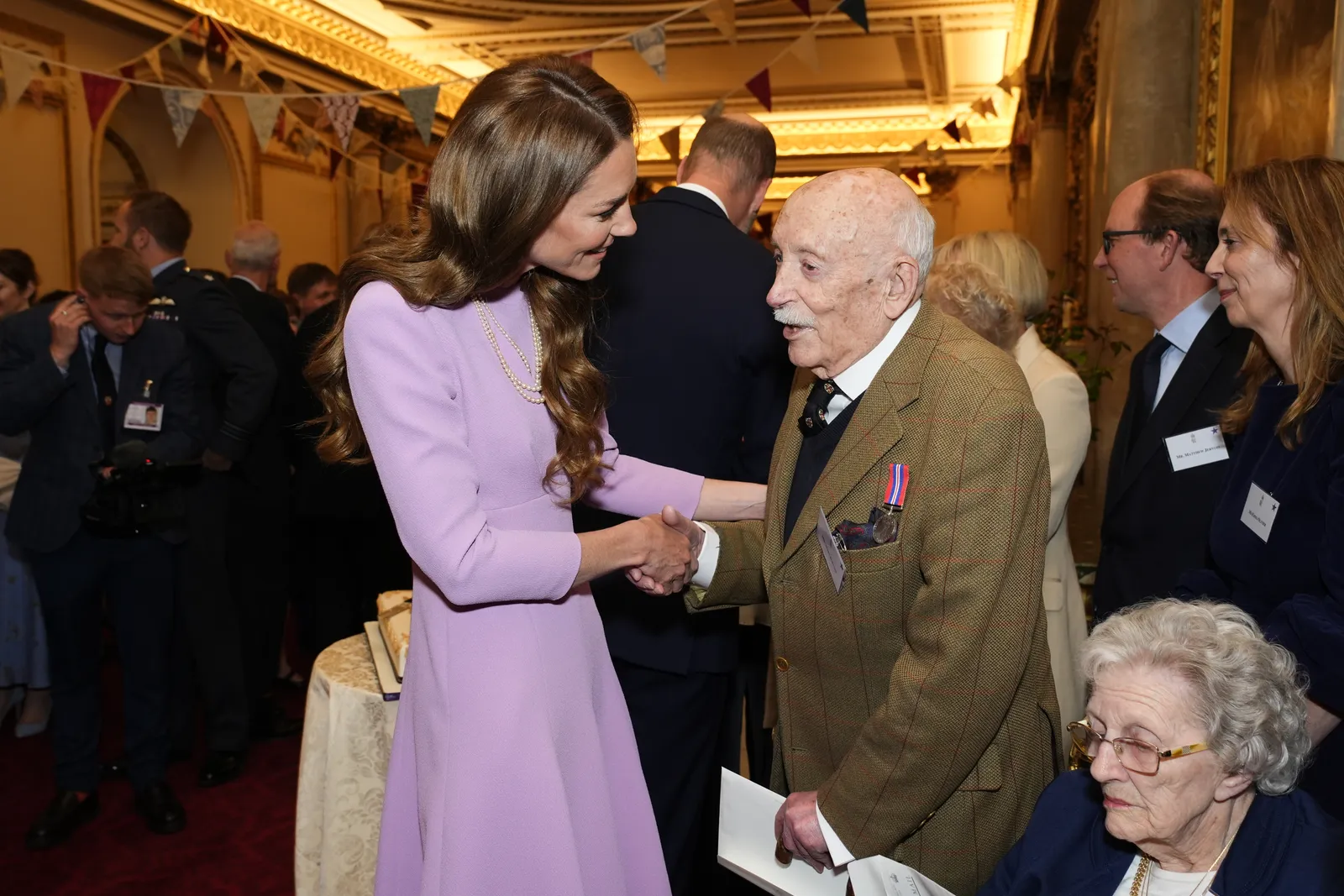 התמונה עשויה להכיל אדם אביזרים למבוגרים תכשיטים שרשרת חלק גוף יד פנים ראש ביגוד ומעיל