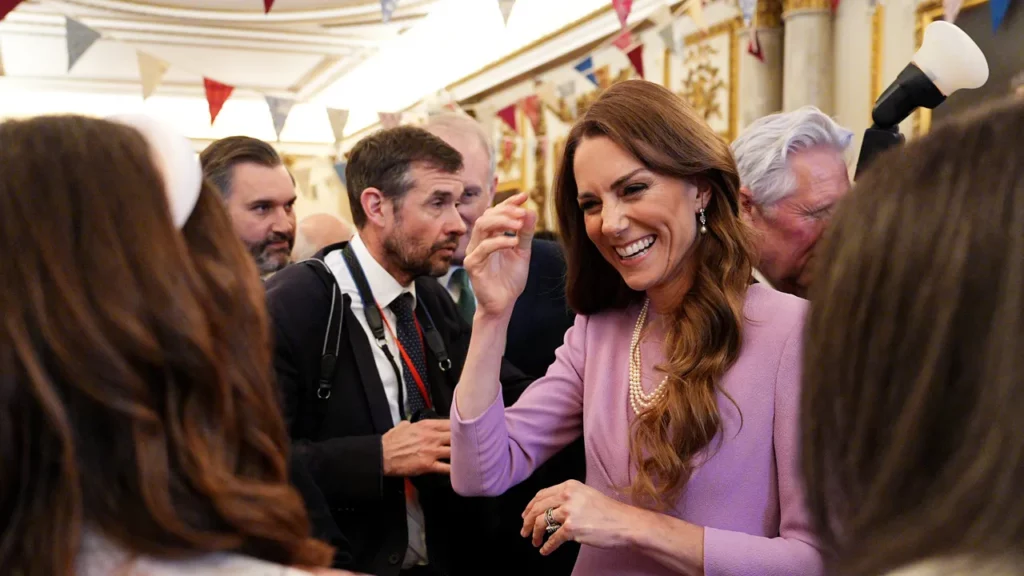 קייט מידלטון חולקת כבוד למלכה אליזבת השנייה בתכשיט שנראה נדיר