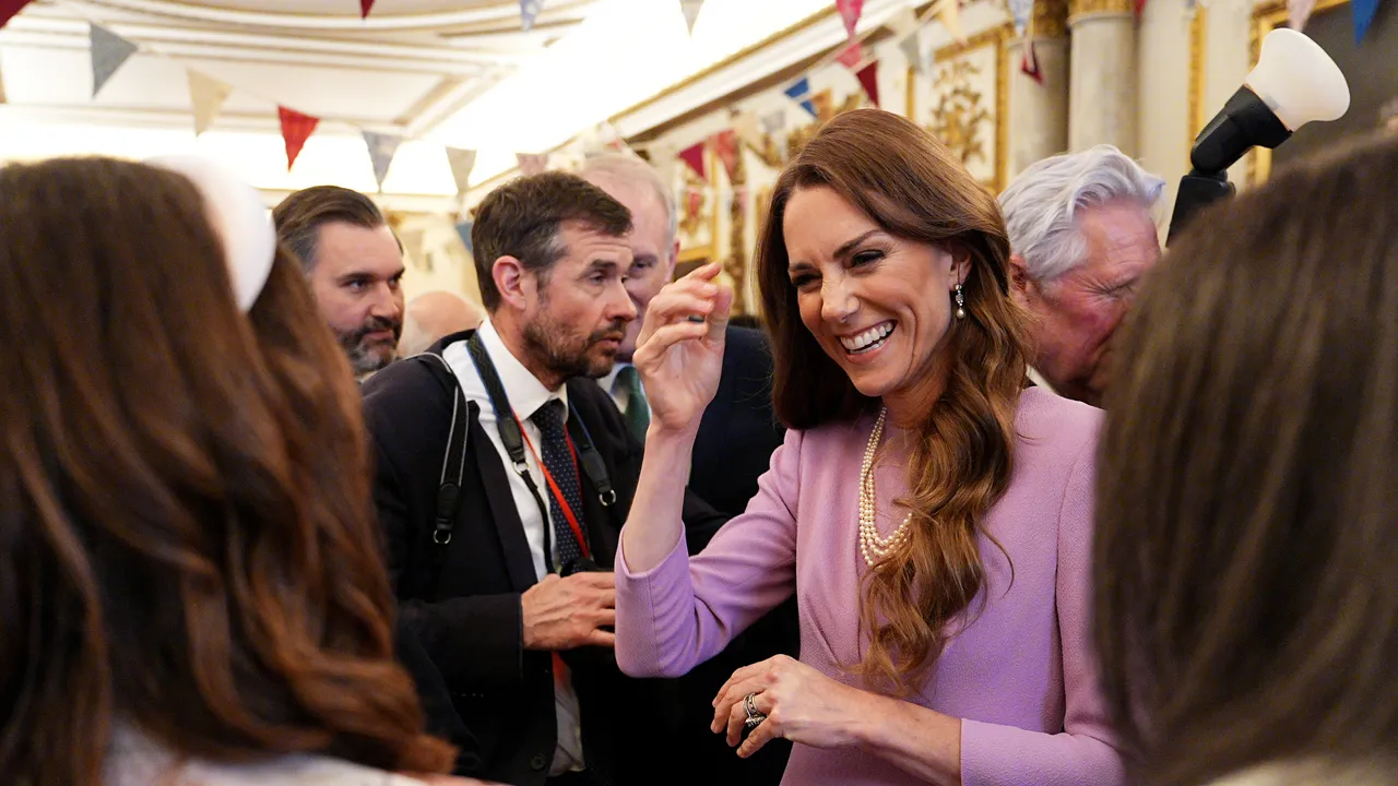 קייט מידלטון חולקת כבוד למלכה אליזבת השנייה בתכשיט שנראה נדיר