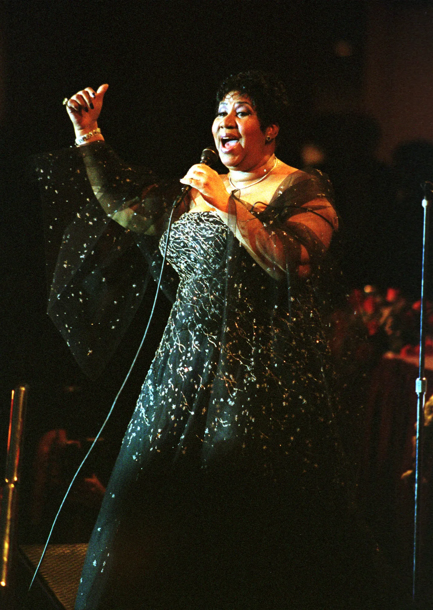 התמונה עשויה להכיל את Aretha Franklin פרפורמר אדם הופעת סולו למבוגרים חתונה פעילויות פנאי ומוזיקה