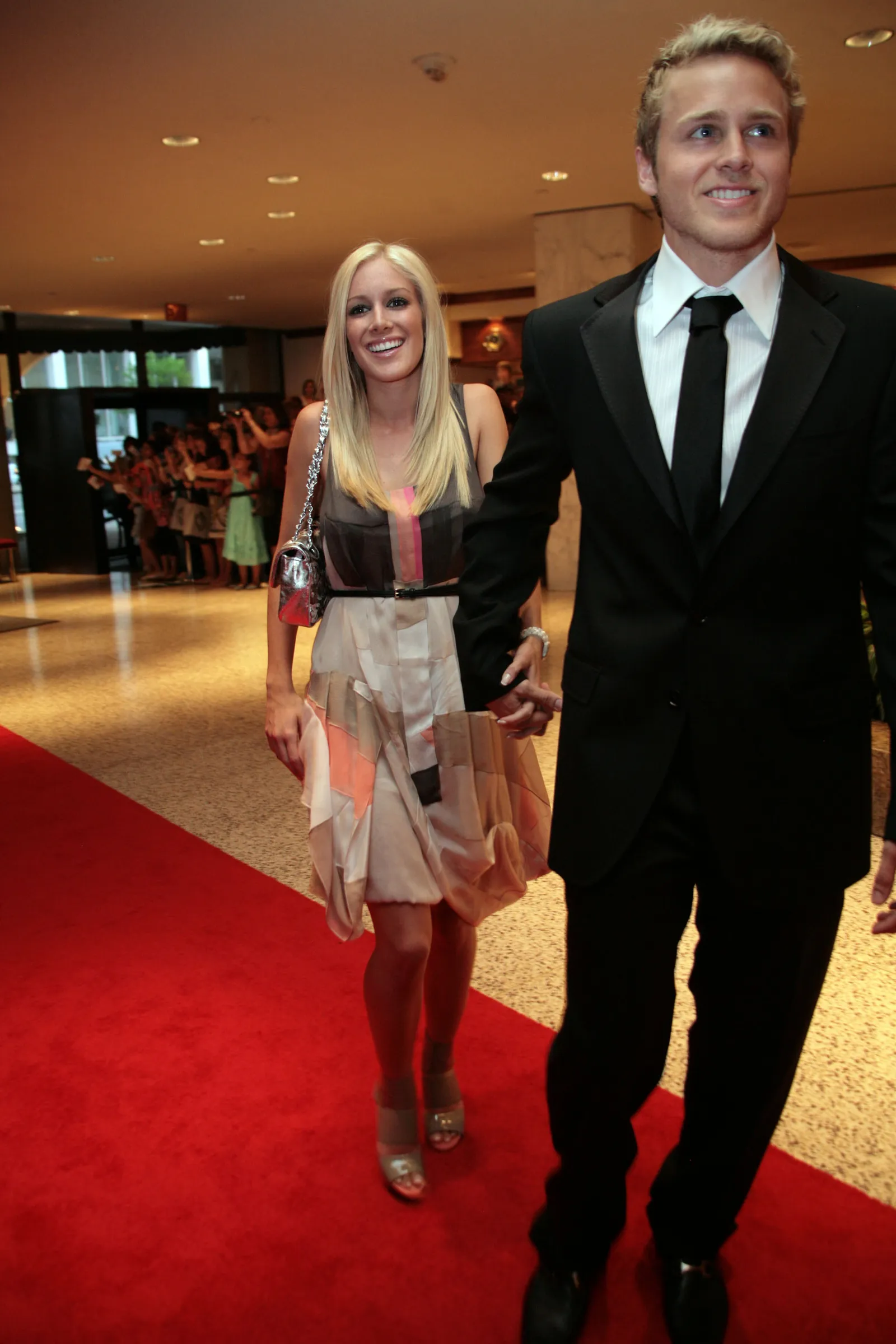 התמונה עשויה להכיל את ספנסר פראט היידי מונטג אופנה בלייזר ביגוד מעיל מעיל אדם מבוגר לבוש וחליפה רשמיים