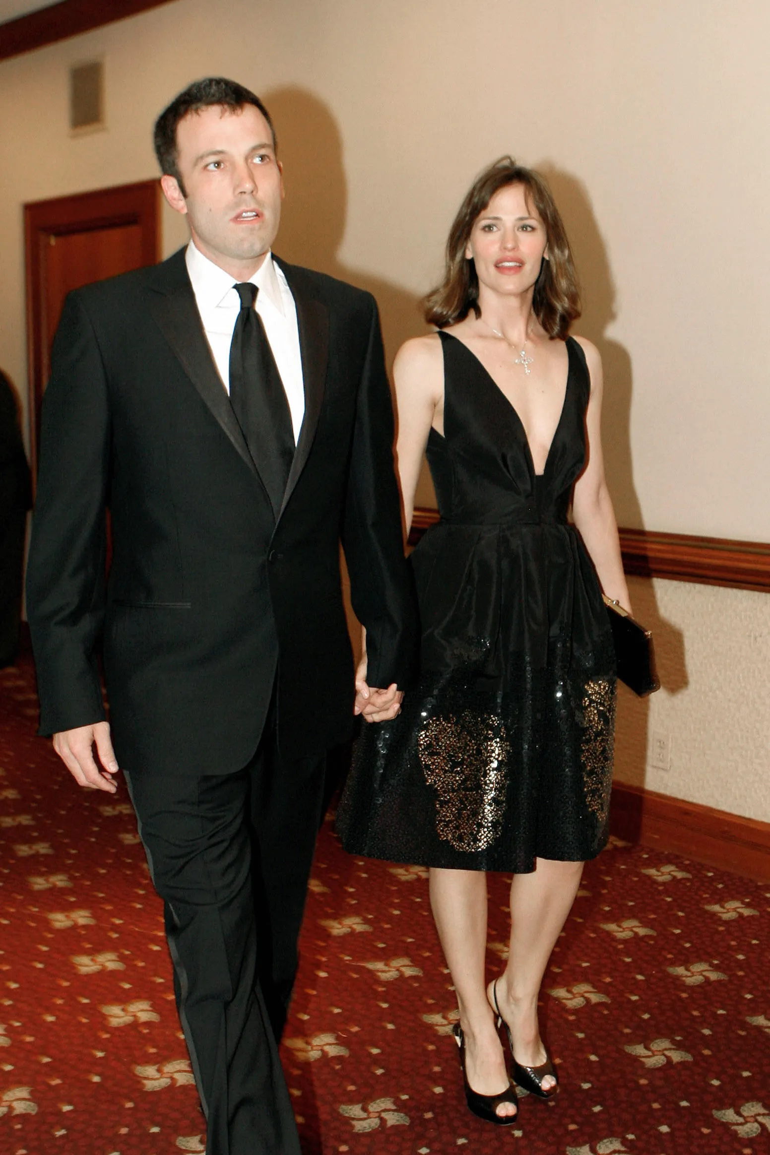 התמונה עשויה להכיל את בן אפלק ג'ניפר גארנר ביגוד חליפת מעיל בלייזר מעיל אופנה למבוגרים