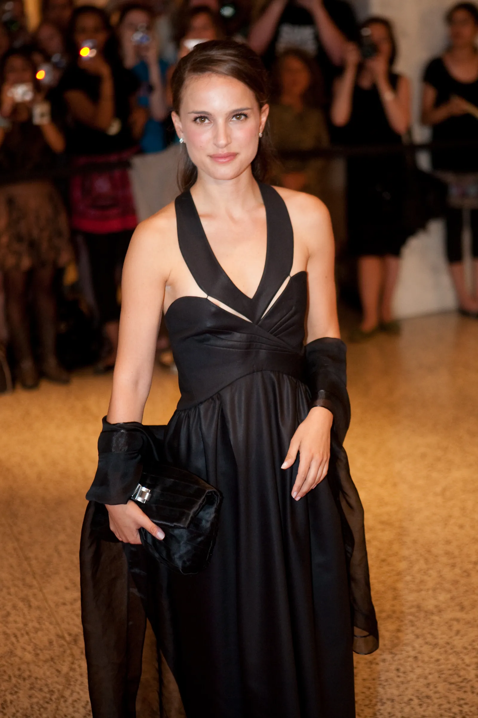 התמונה עשויה להכיל את נטלי פורטמן ביגוד שמלת ערב שמלת ערב לבוש רשמי אופנה אדם וחלוק למבוגרים