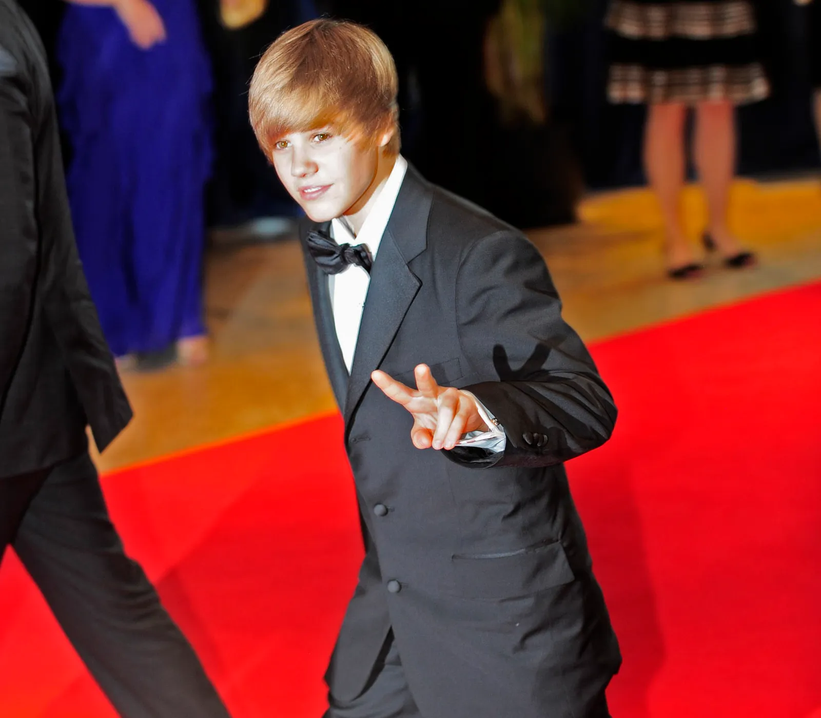 התמונה עשויה להכיל את ג'סטין ביבר בגדי אופנה חליפת לבוש רשמי לילד אדם פנים ראש ובכורה