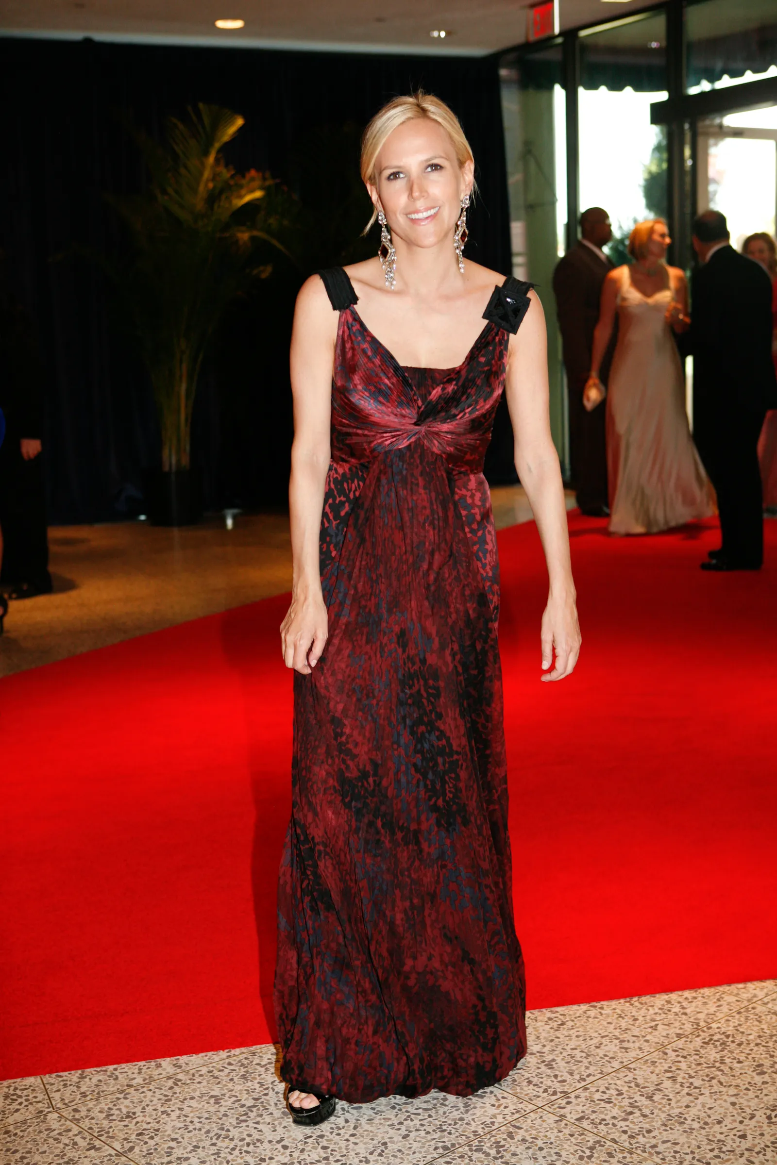 התמונה עשויה להכיל את Tory Burch Fashion Premiere אדם מבוגר שטיח אדום בגדי כלה שמלת לבוש רשמי ופנים