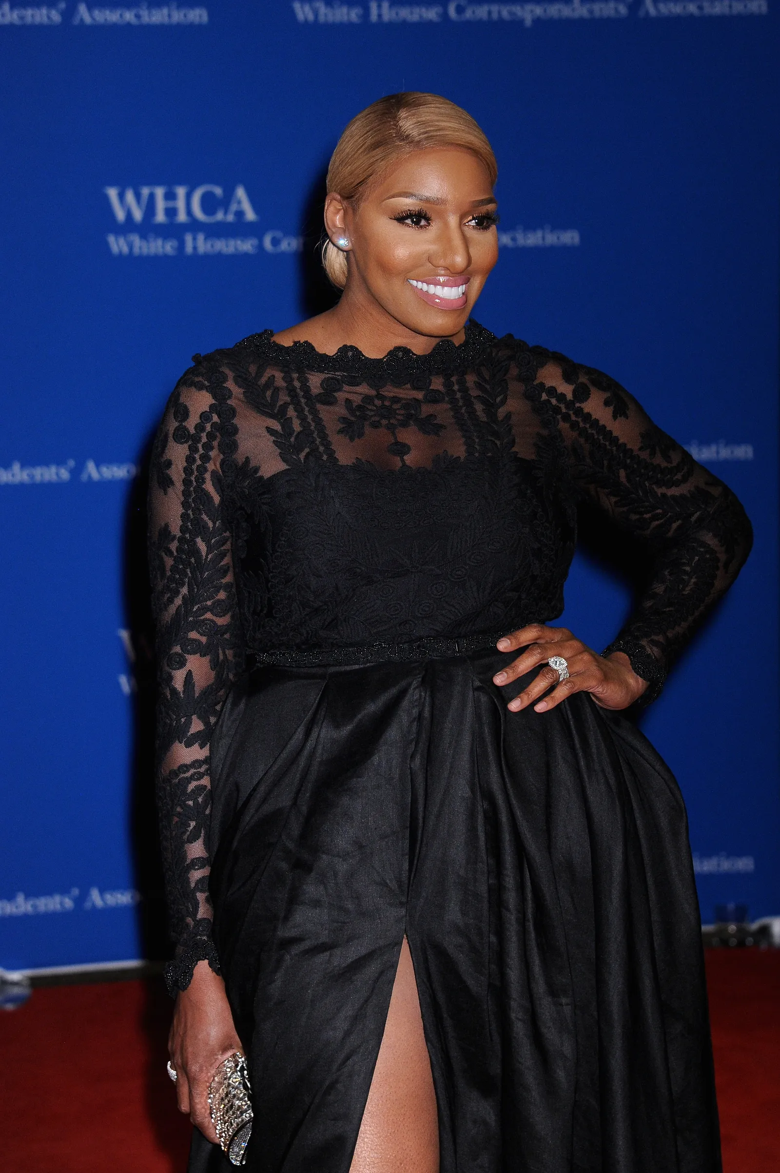 התמונה עשויה להכיל דליפות NeNe אדם מבוגר בגדי אופנה שמלת לבישה רשמית פנים וראש