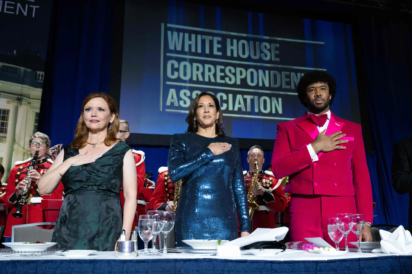 התמונה עשויה להכיל את Kamala Harris אדם מבוגר תוכנית ריאליטי חתונה שופטי פנים וראש