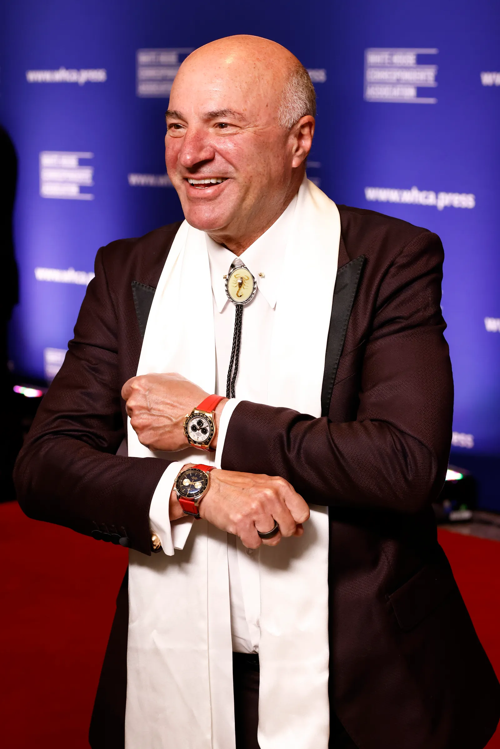 התמונה עשויה להכיל אדם מבוגר בלייזר מעיל מעיל ראש אנשים פנים קהל אופנה ואקססוריז שמחים