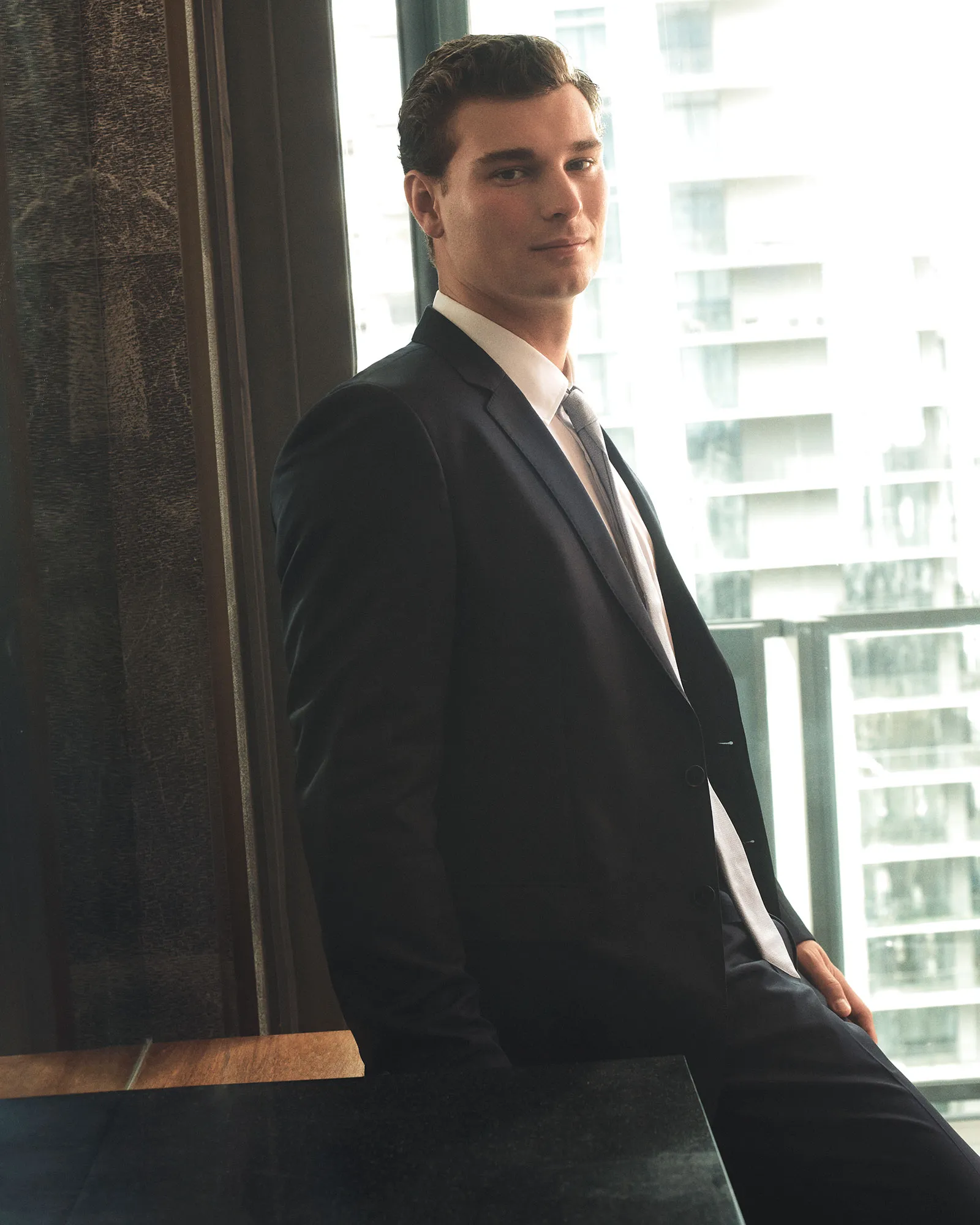 התמונה עשויה להכיל בלייזר מעיל מעיל לבוש רשמי אביזרי חליפה קשירה פנים ראש אדם וצילום