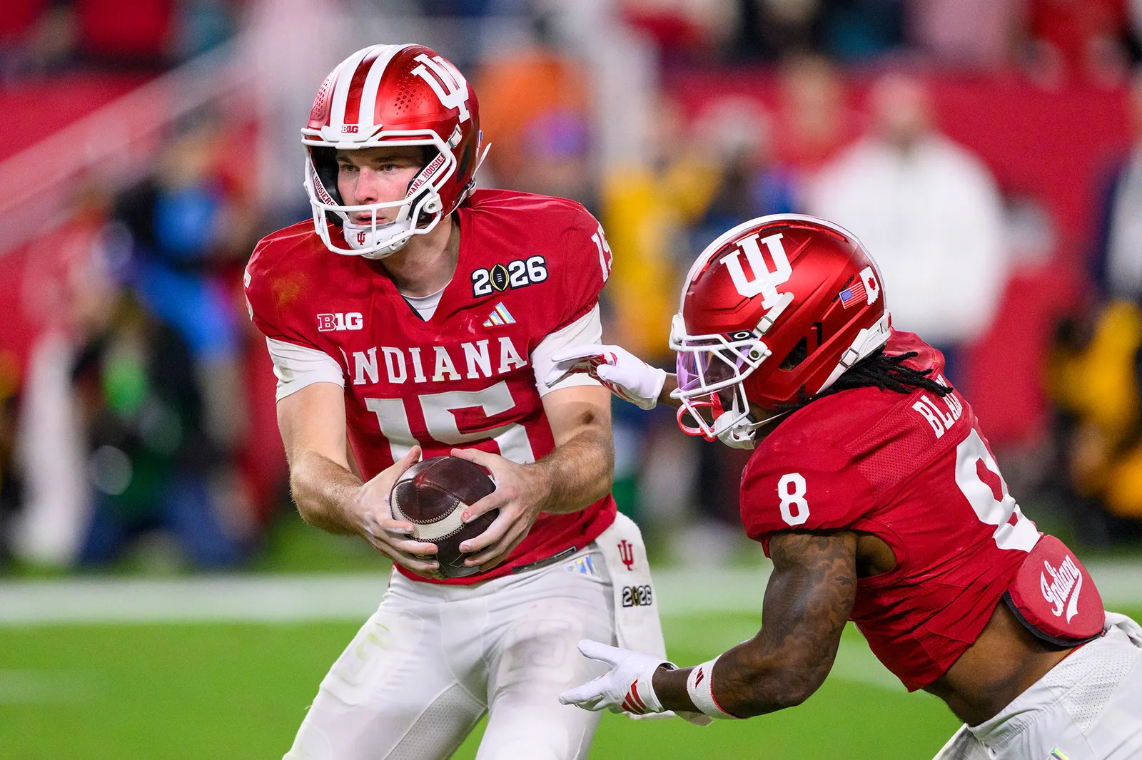 התמונה עשויה להכיל כדור רוגבי כדור ספורט קסדת כדורגל אמריקאי כדורגל איש ומשחק כדורגל אמריקאי