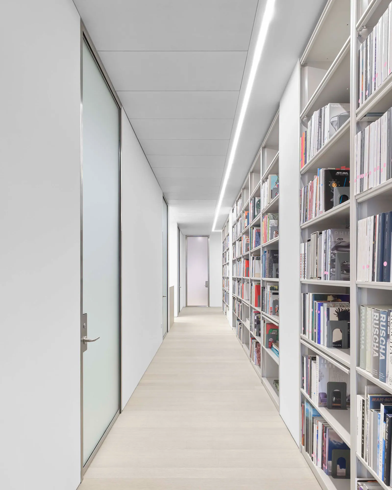 התמונה עשויה להכיל ריהוט פנים אדריכלות בניין ומסדרון