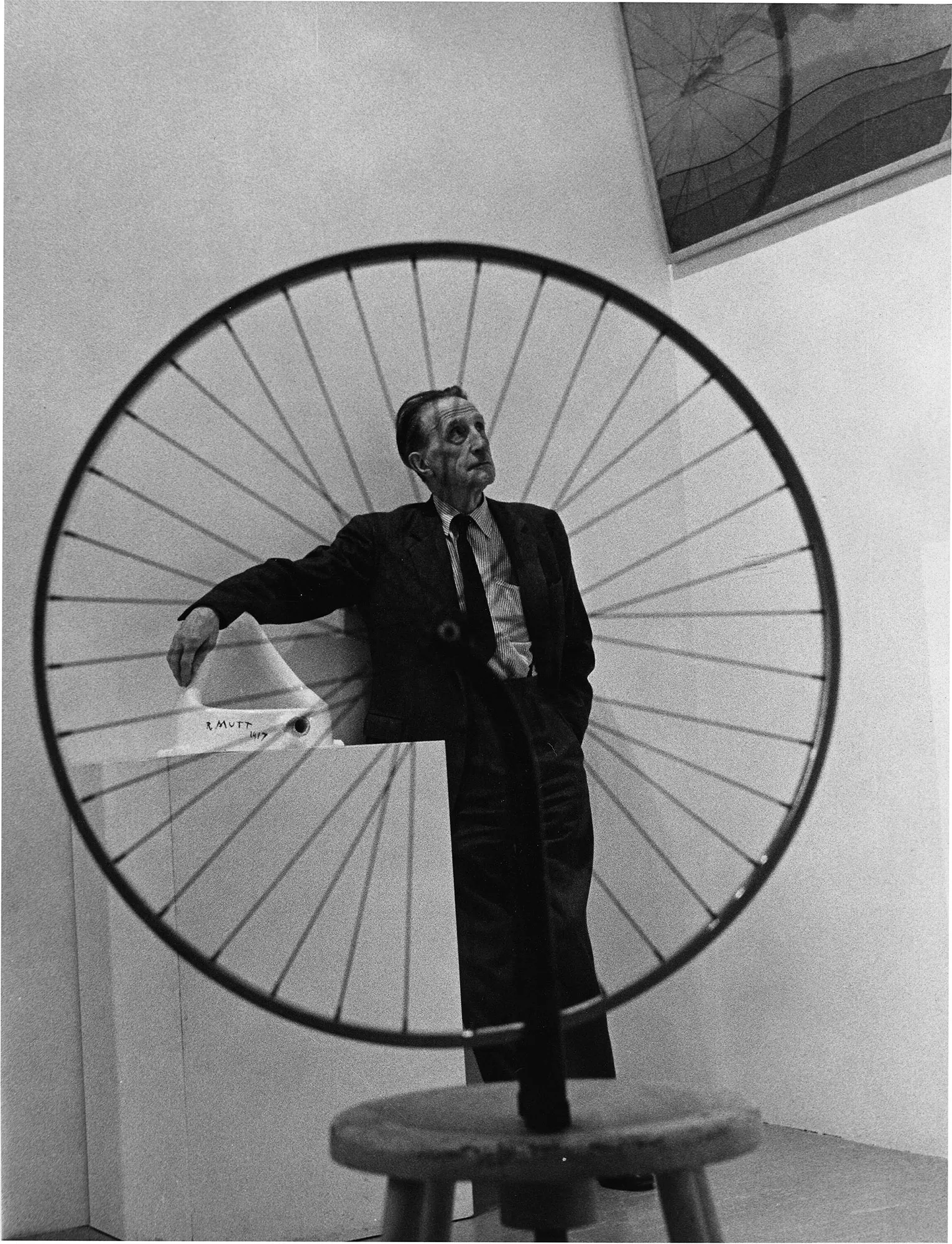 התמונה עשויה להכיל את רוברט גארן מכונת חיבר גלגל צילום ביגוד מעיל אדם מבוגר פנים ראש ודיוקן