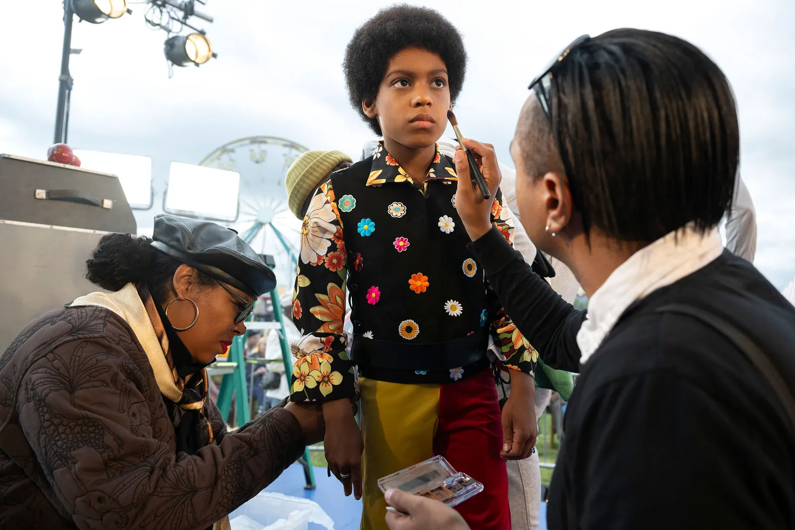 התמונה עשויה להכיל אדם מבוגר כלי מברשת מכשיר שחור שיער שיער ראש פנים בגדי ושרוולים