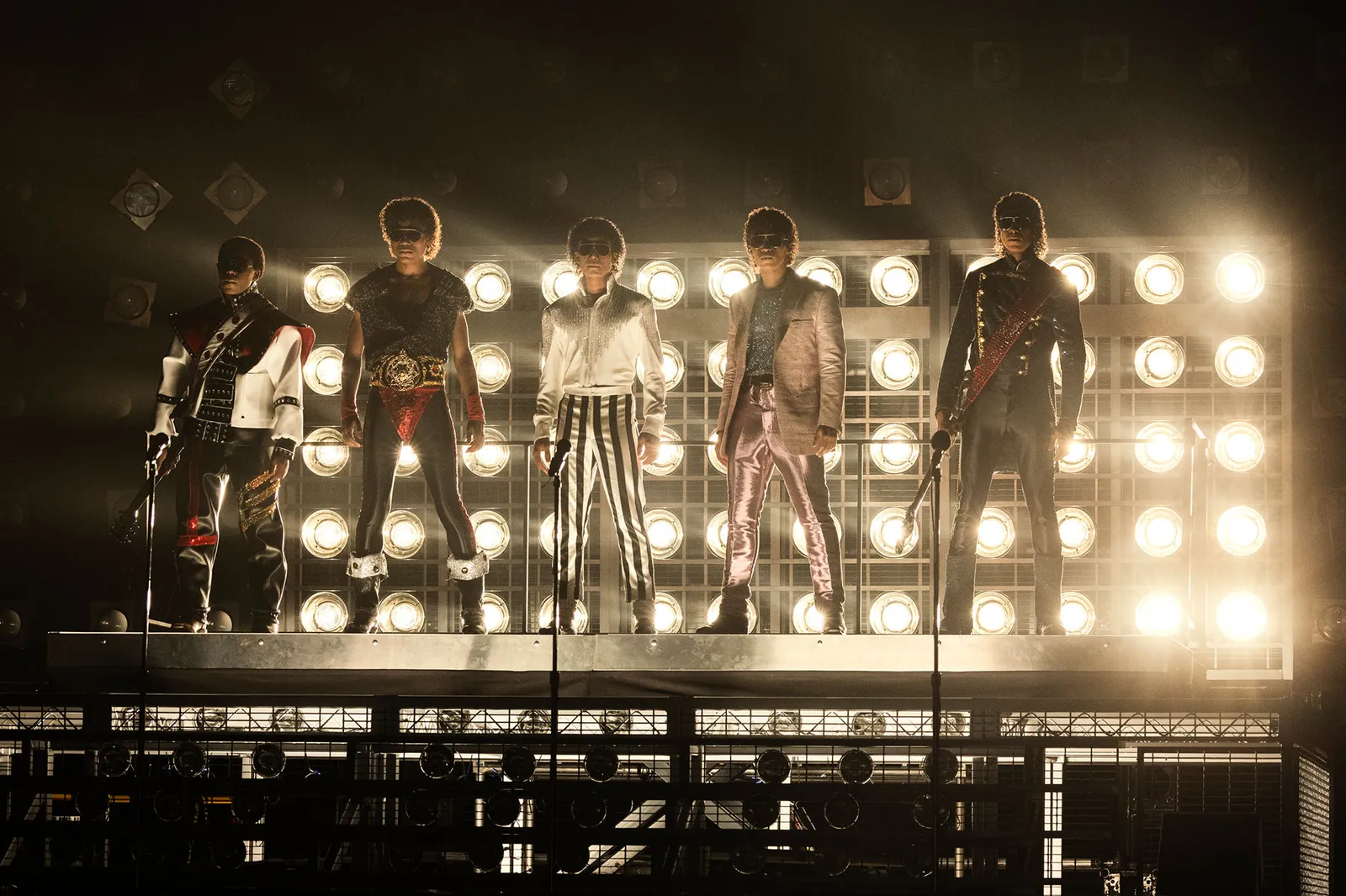 התמונה עשויה להכיל את מייקל ג'קסון תאורה קונצרט שלב אדם שלב בגדי מבוגרים מעיל והופעה קבוצתית