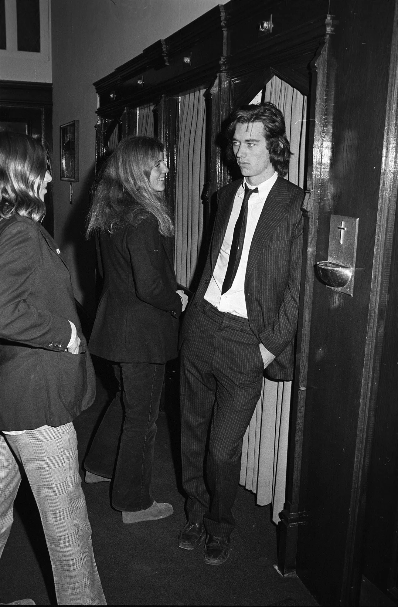 התמונה עשויה להכיל את רוברט פ. קנדי ​​ג'וניור. סילבי ורטן ג'ניפר תאניש מעיל מעיל לבוש רשמי חליפה וז'קט