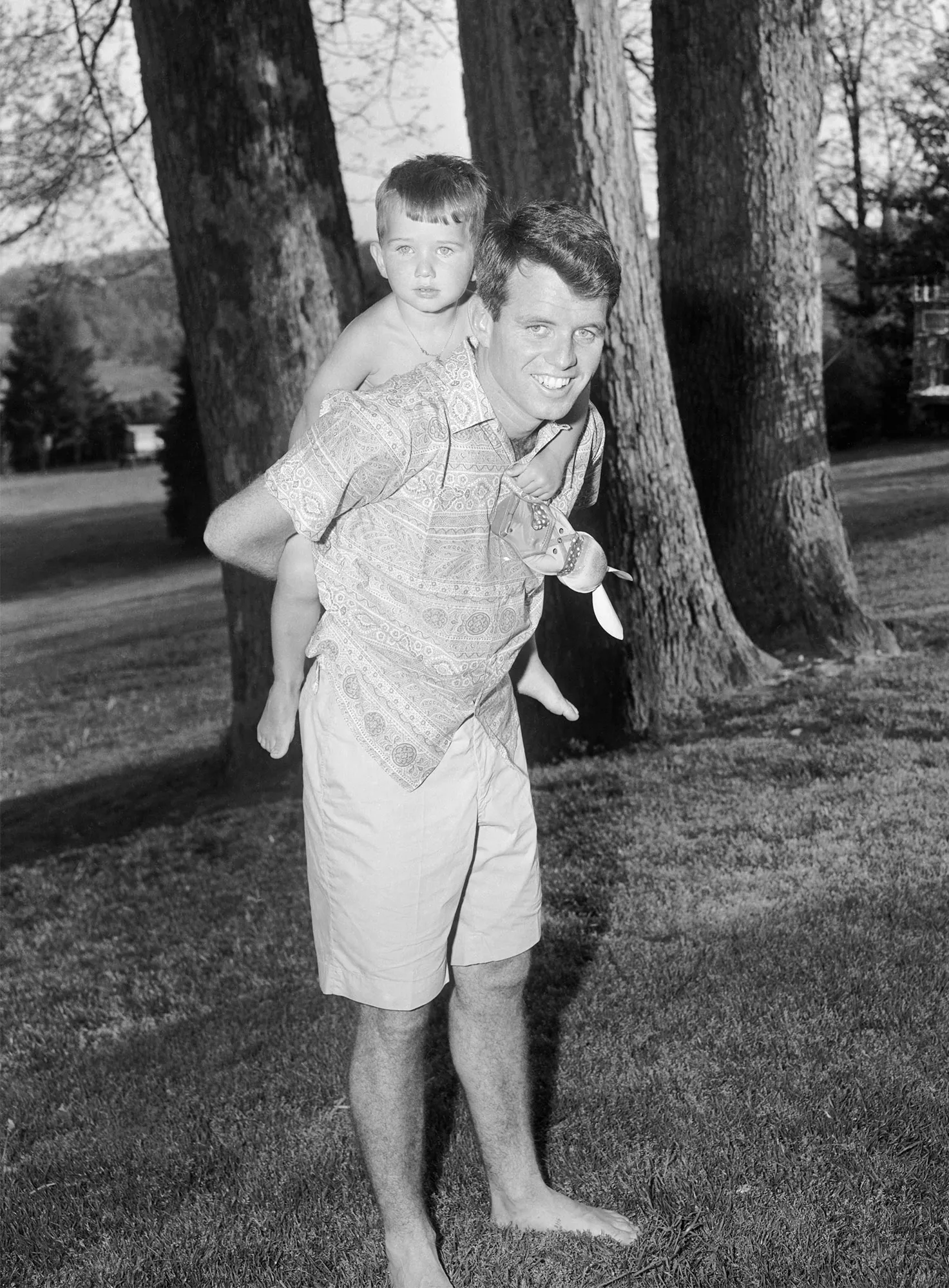 התמונה עשויה להכיל את רוברט פ. קנדי ​​קווין קורקורן בגדים קצרים דשא צמח טבע בחוץ פארק פנים וראש