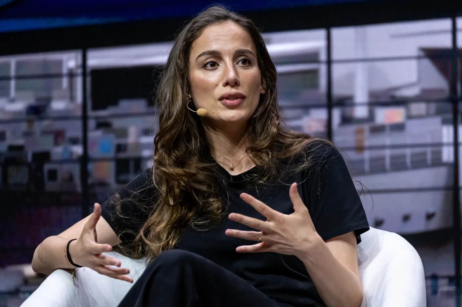 התמונה עשויה להכיל צילום פנים ופורטרט של אדם בוגר