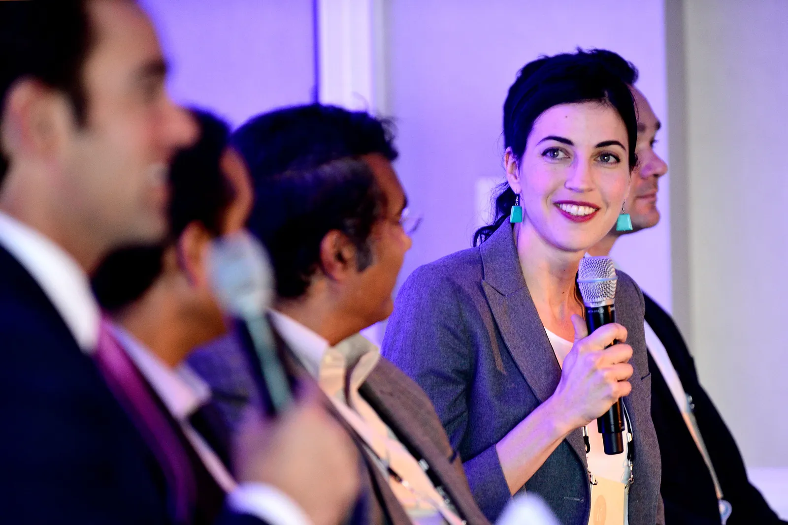 התמונה עשויה להכיל את לסלי בגה אדם סגול פנים למבוגרים שמח ראש חיוך ללבוש רשמי חליפה ואנשים