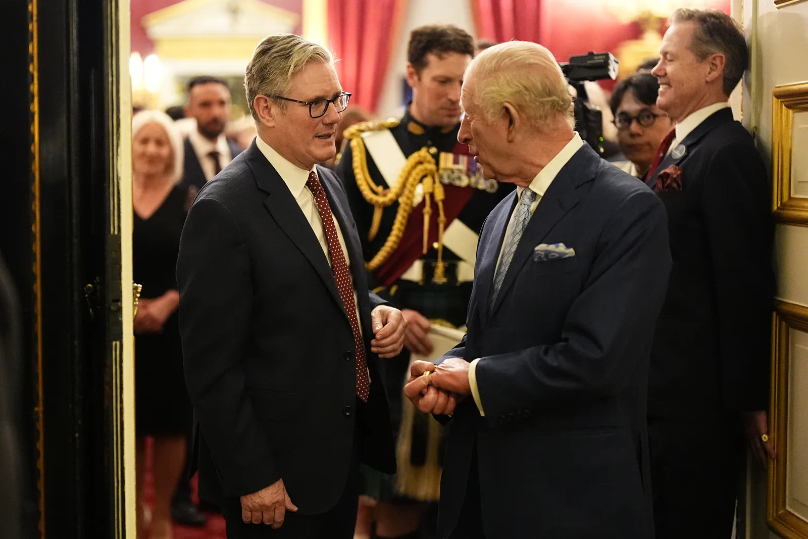 התמונה עשויה להכיל את Keir Starmer צ'ארלס הנסיך מוויילס אביזרים ללבוש רשמי עניבה אדם מבוגר חלק גוף ויד
