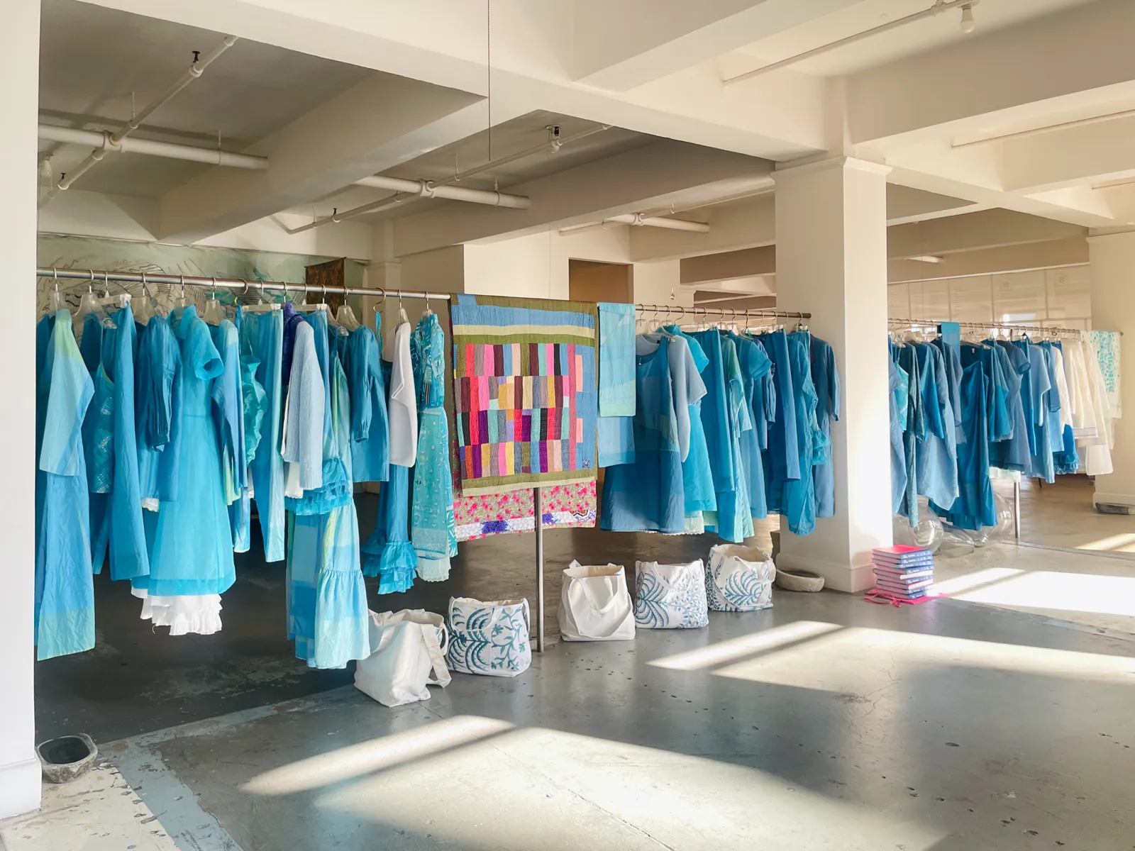 התמונה עשויה להכיל בתוך חנות בוטיק ריהוט אביזרי תיק ותיק