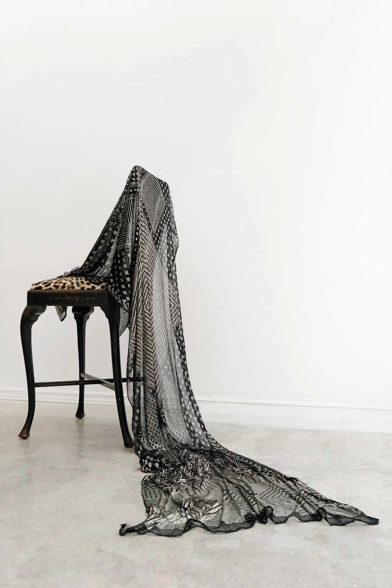 התמונה עשויה להכיל ריהוט אדם מבוגר וחתונה