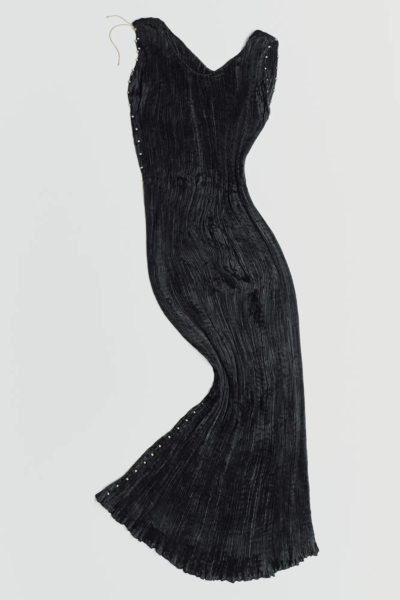 התמונה עשויה להכיל בגדים שמלה מכנסיים ללבוש רשמי למבוגר ואדם