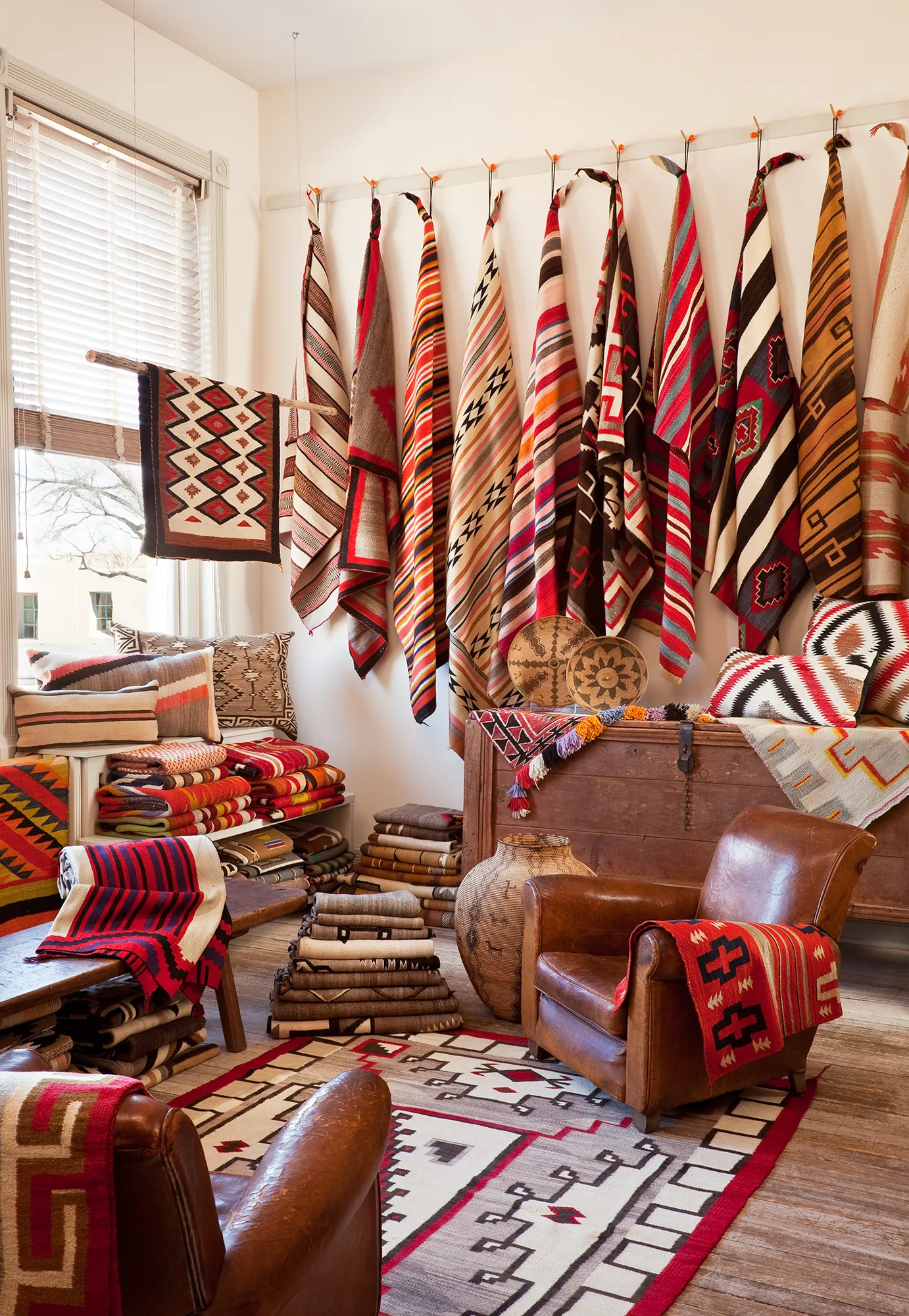 התמונה עשויה להכיל אביזרי עיצוב הבית ללבוש רשמי עניבה שטיח ריהוט אמנות מלאכת יד בתוך הבית וכיסא