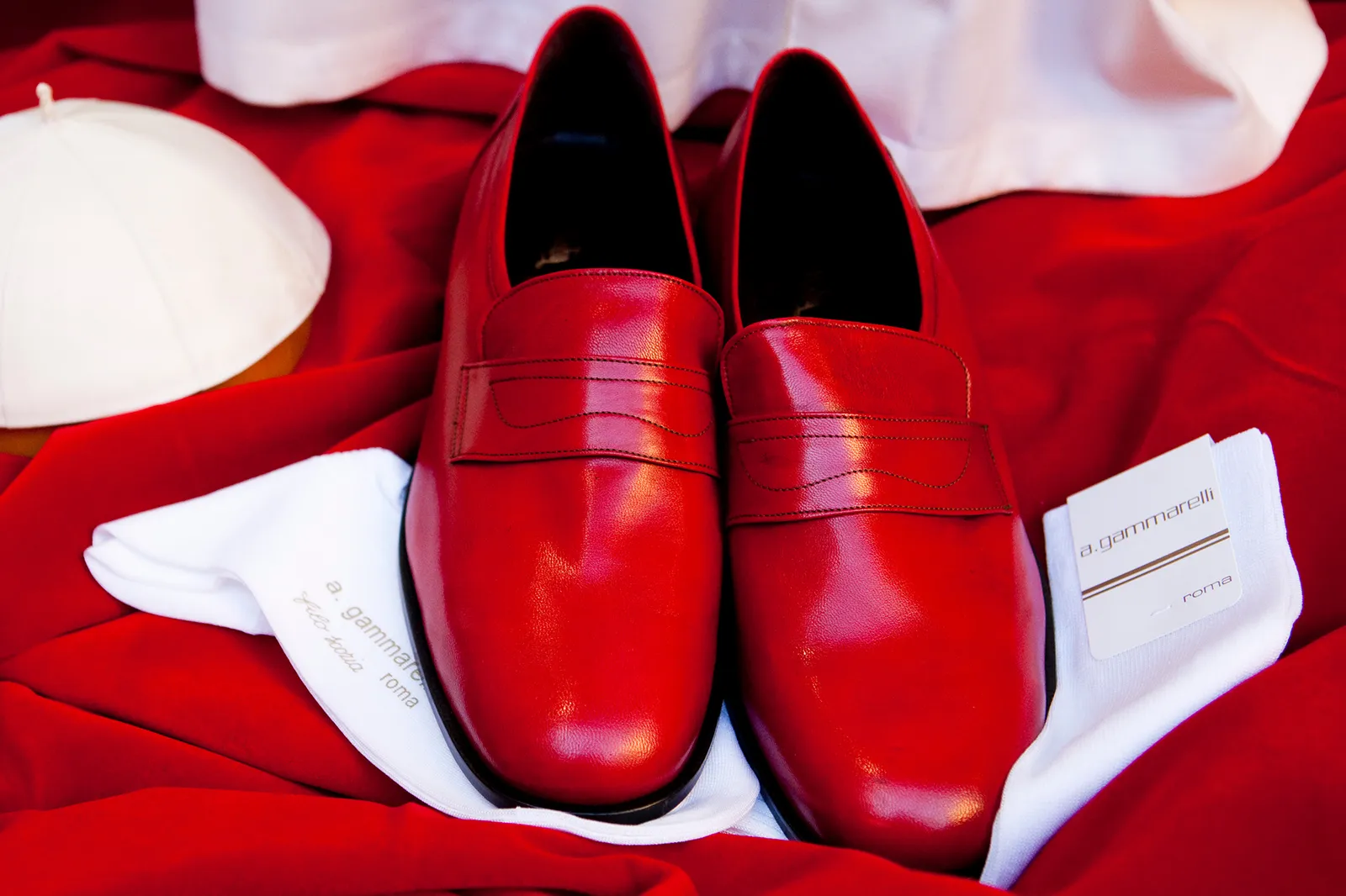 התמונה עשויה להכיל בגדים הנעלה נעלי קבקבי אביזרי תיק תיק וסניקרס