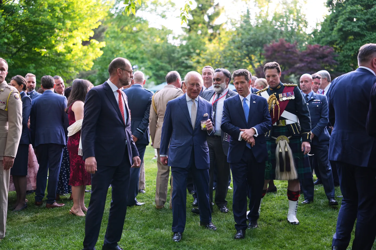 התמונה עשויה להכיל את צ'ארלס הנסיך מוויילס Rcardo Bruins Choi בלייזר מעיל מעיל מעיל אנשים ואדם