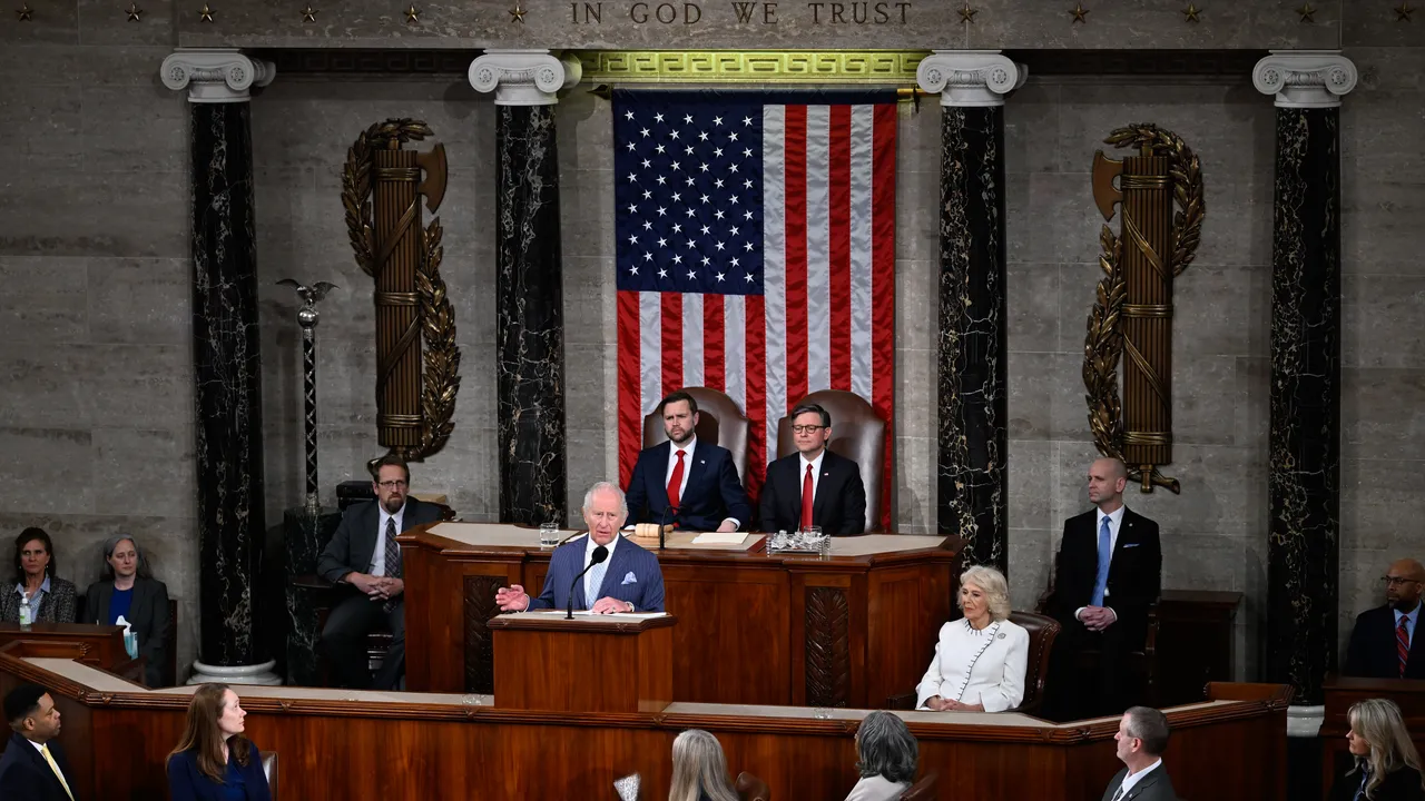 המלך צ'ארלס גרם לטראמפ "לקנא" בנאומו הגדול בקונגרס
