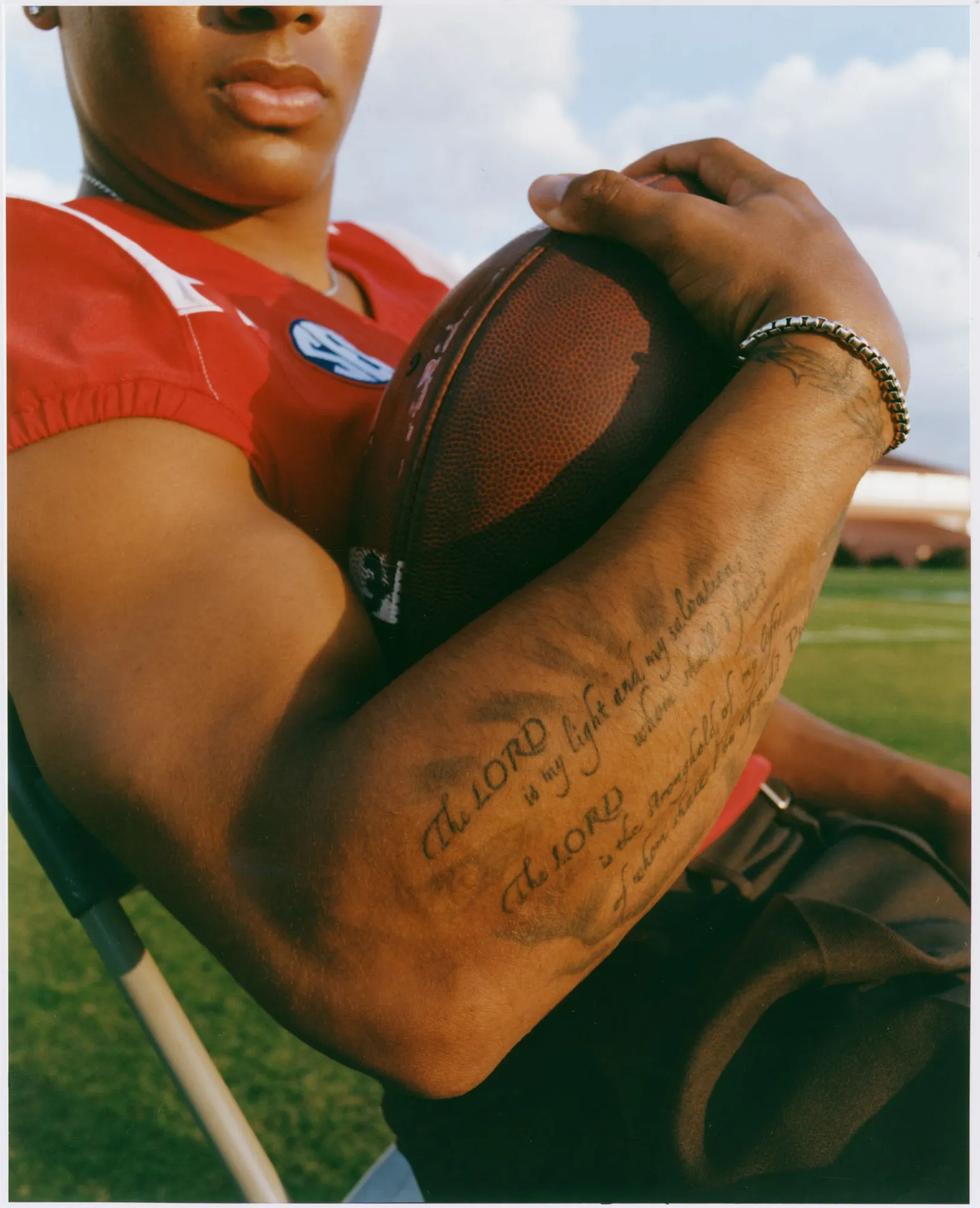 התמונה עשויה להכיל חלק גוף זרוע אדם כדור רוגבי כדור רוגבי ספורט עור פנים וראש למבוגרים