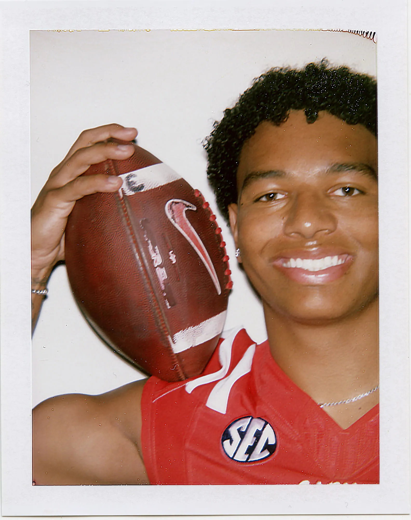 התמונה עשויה להכיל פנים צילום ראש אדם קסדה פורטרט אמריקאי פוטבול וכדור אמריקאי