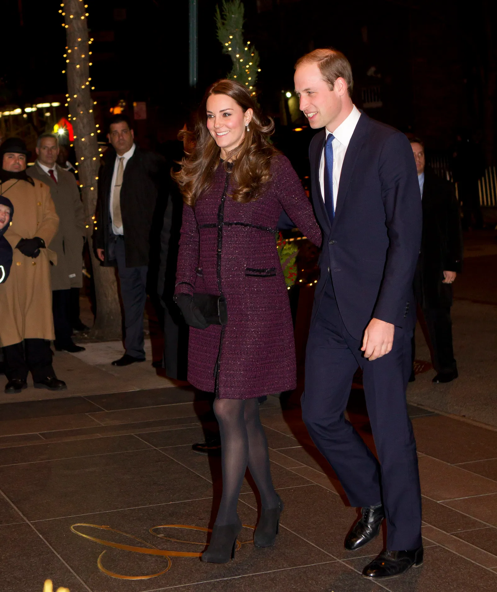 התמונה עשויה להכיל את הנסיך וויליאם דוכס מקיימברידג' אדם בגדי מעיל כפפה למבוגרים הנעלה עקב גבוה ונעל