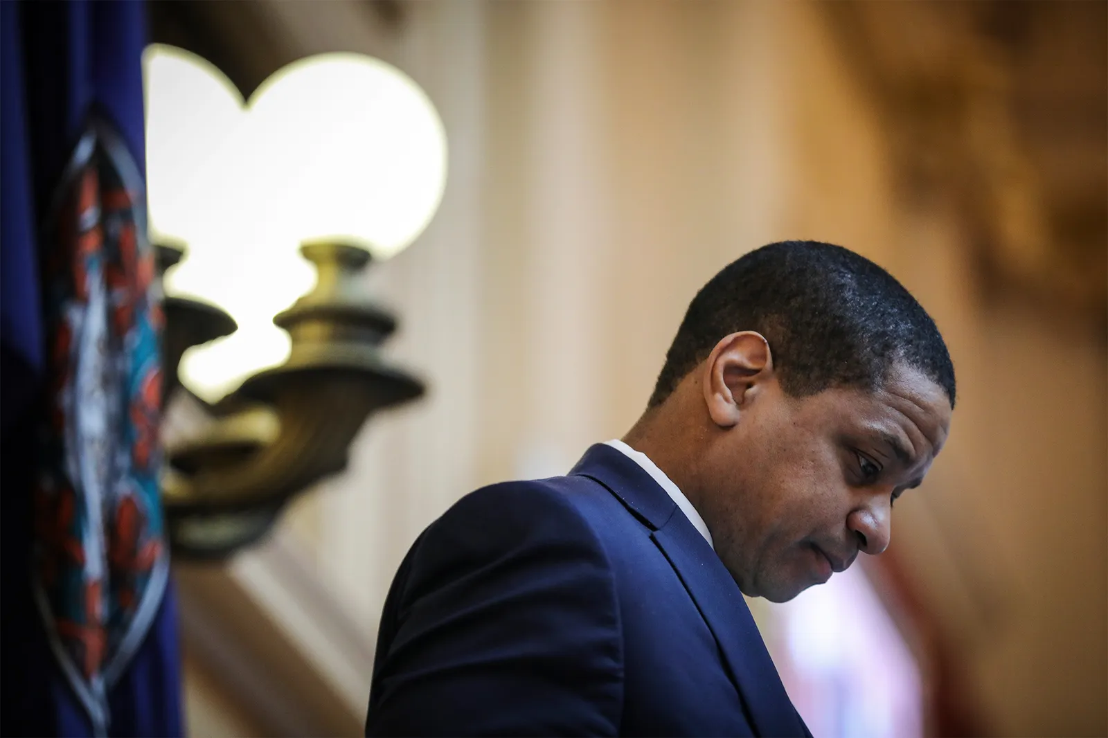 התמונה עשויה להכיל פנים צילום ראש אדם דיוקן בגדים למבוגרים לבוש וחליפה רשמיים