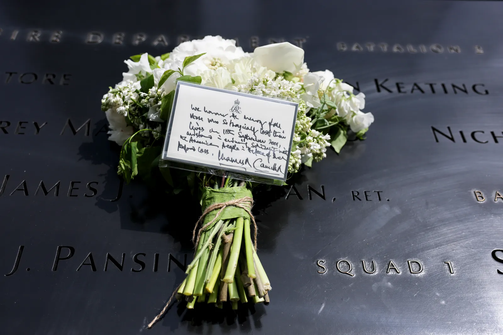 התמונה עשויה להכיל אמנות עיצוב פרחוני גרפיקה דפוס פרחים סידור פרחים צמח זר פרחים וורד