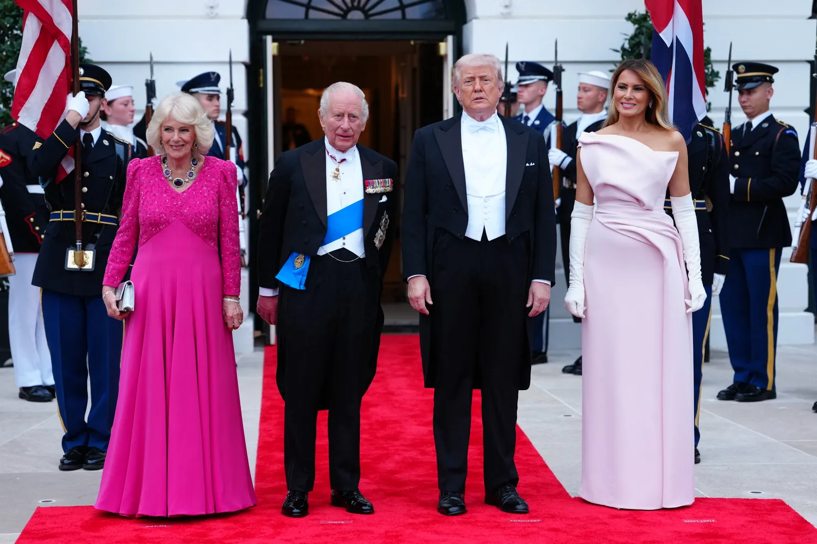 התמונה עשויה להכיל את צ'ארלס הנסיך מוויילס דונלד טראמפ לפן אדם ביגוד למבוגרים כפפה אנשים לחתונה ומעיל