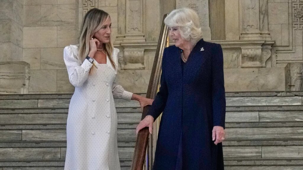 המלכה קמילה נפגשת עם שרה ג'סיקה פרקר במהלך ביקורה בניו יורק