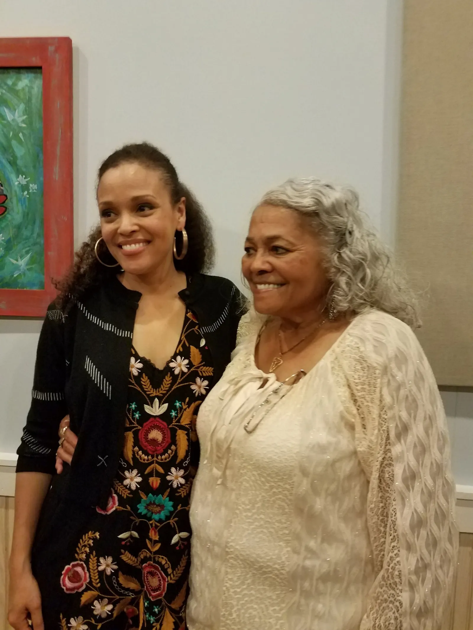 התמונה עשויה להכיל חולצה ביגוד פנים ראש אדם צילום פורטרט אביזרי עגיל תכשיטים ושרשרת