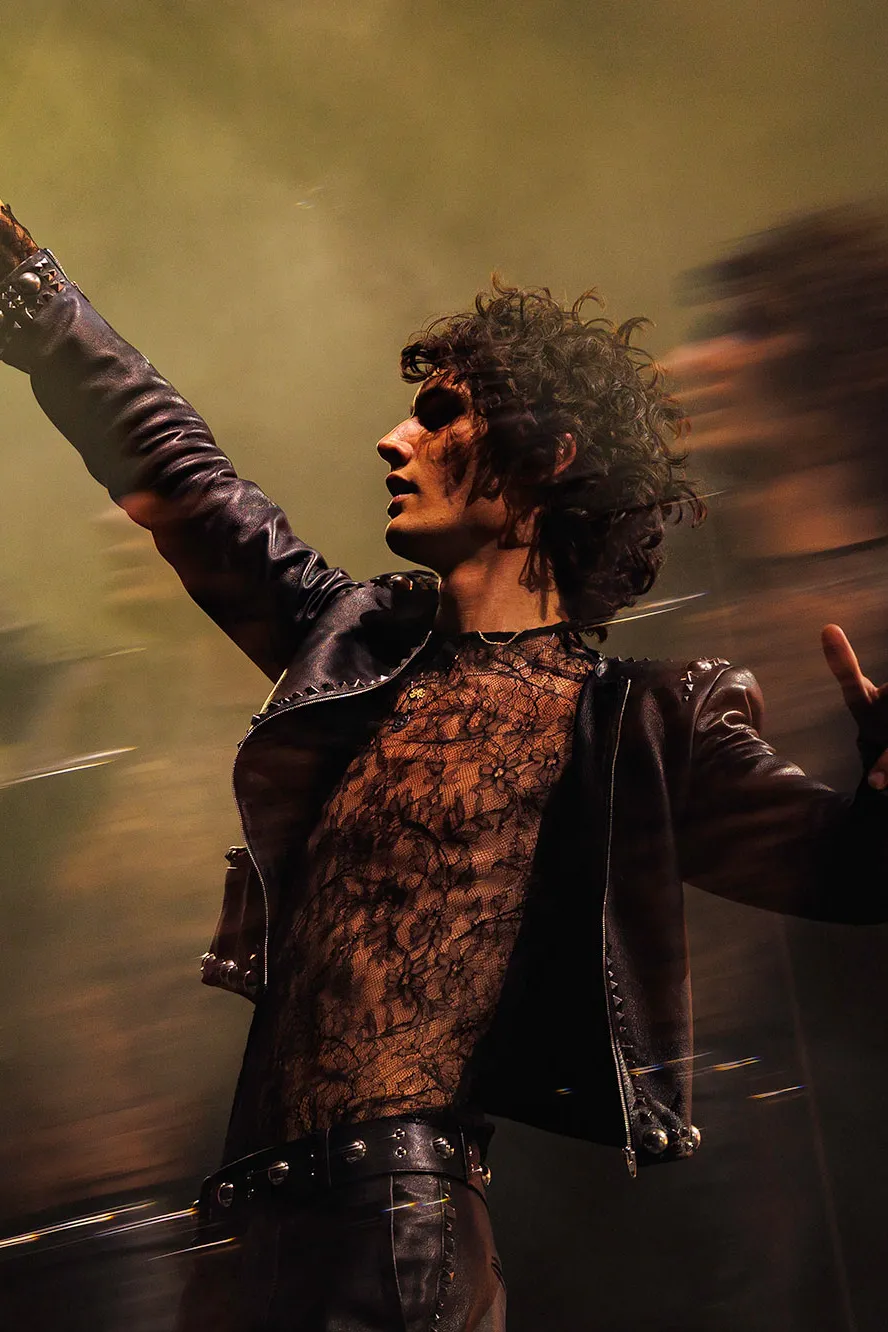 התמונה עשויה להכיל פרפורמר אדם ביצוע סולו קונצרט למבוגרים פנים וראש קהל