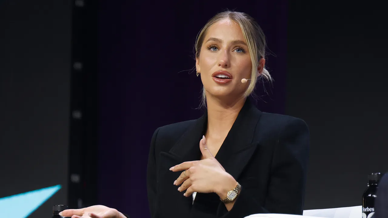 מה שלמדתי אחרי שהעיפו אותי מהפופ-אפ בבוורלי הילס של אליקס ארל