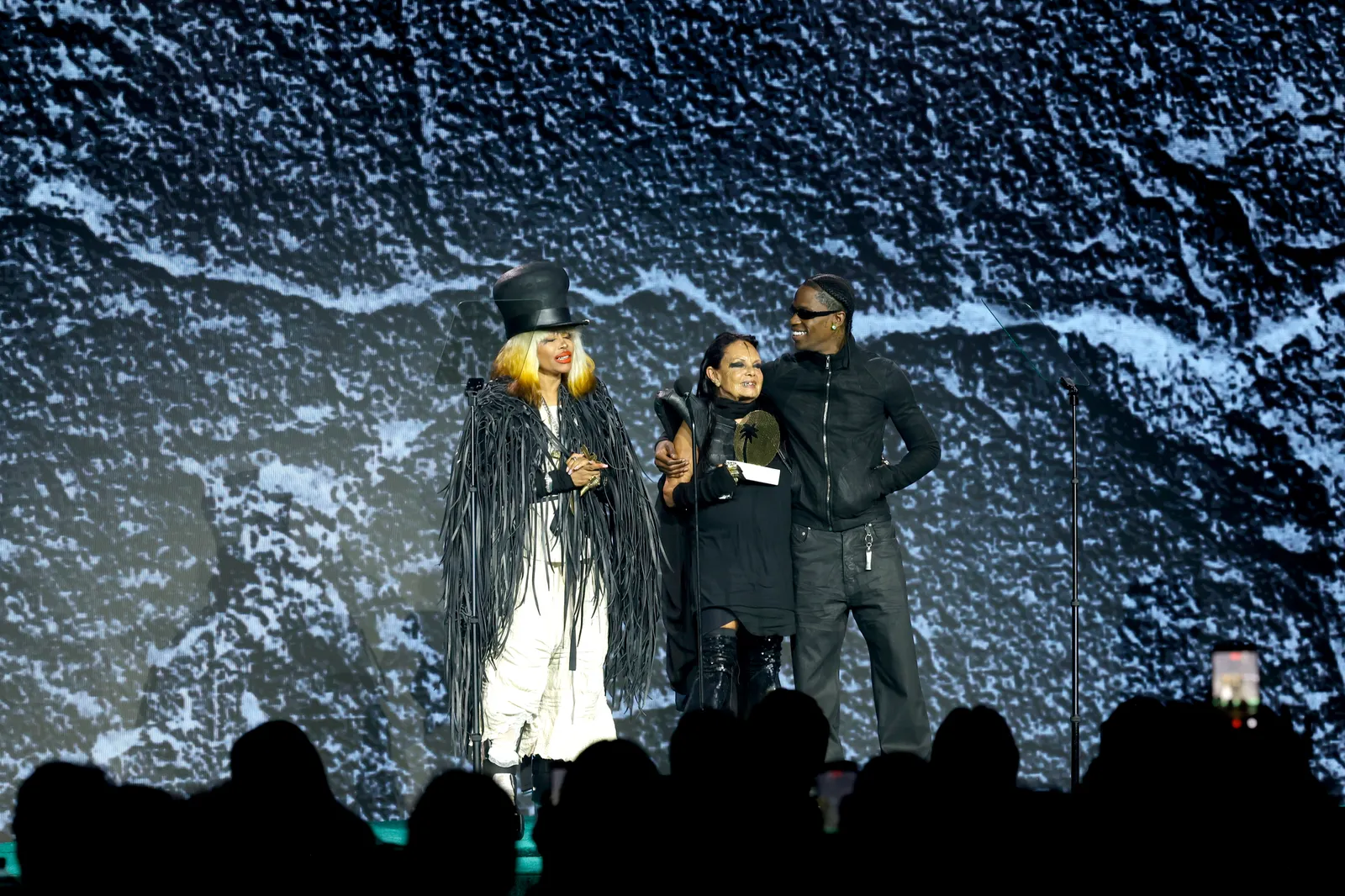 התמונה עשויה להכיל את Travis Scott Mumtaz Erykah Badu אדם למבוגרים ביגוד קסדה אביזרים ומשקפיים