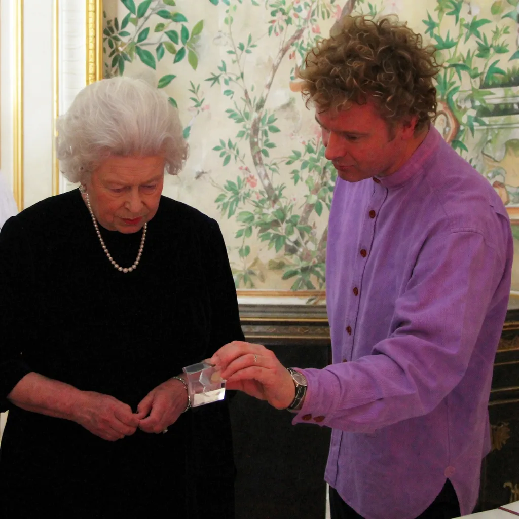 התמונה עשויה להכיל את אליזבת השנייה חלק גוף אצבע יד אדם ראש פנים מבוגר ואביזרים