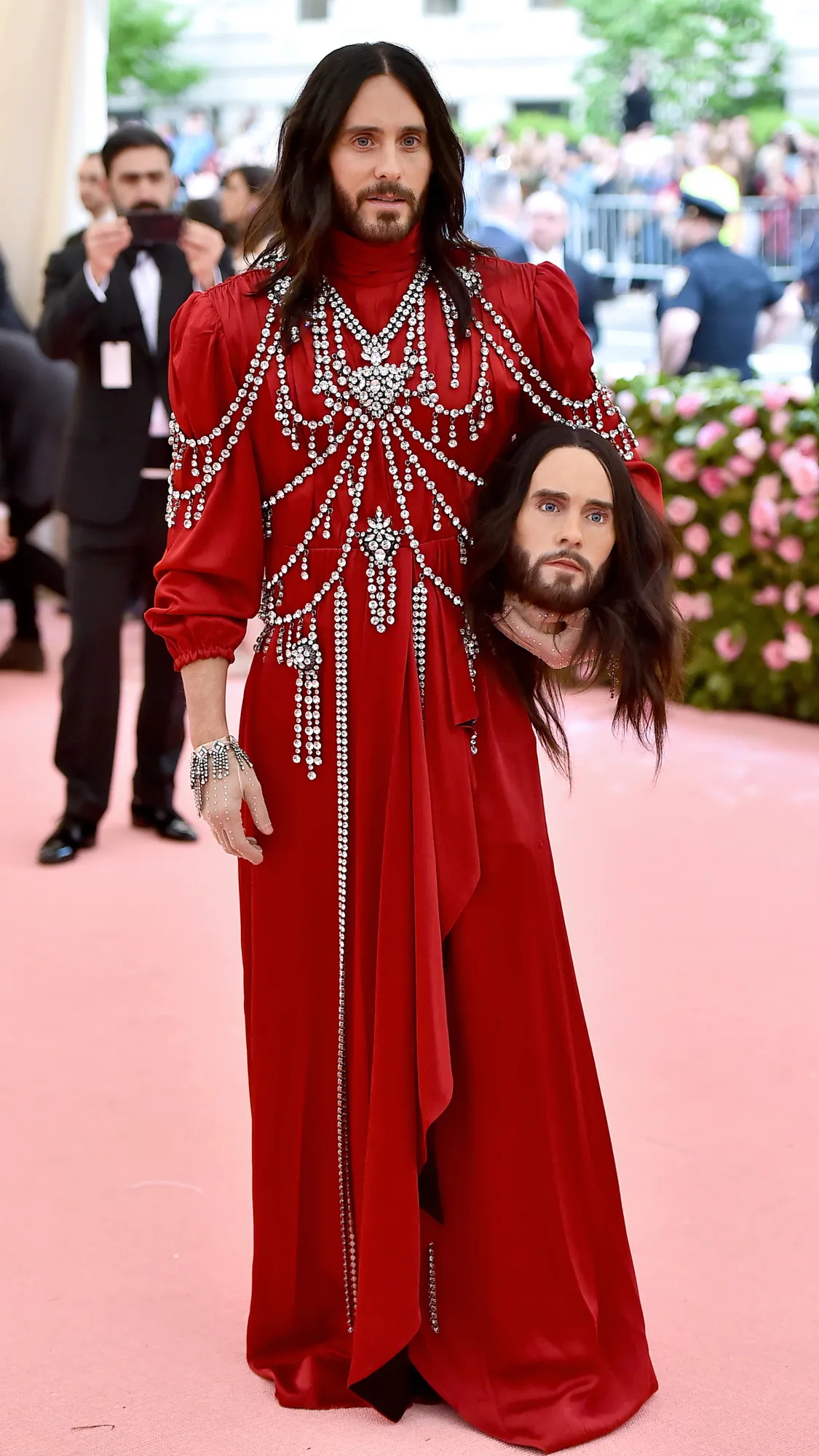 התמונה עשויה להכיל את Jared Leto Jared Leto אדם מבוגר אופנה ביגוד צילום פצצות שמלת פנים ראש ואנשים