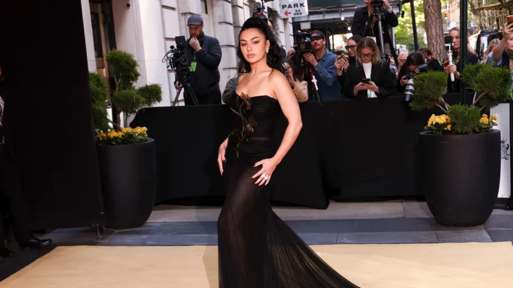 ההתייחסות ההיסטורית המרכזית מאחורי מראה Met Gala 2026 של Charli XCX