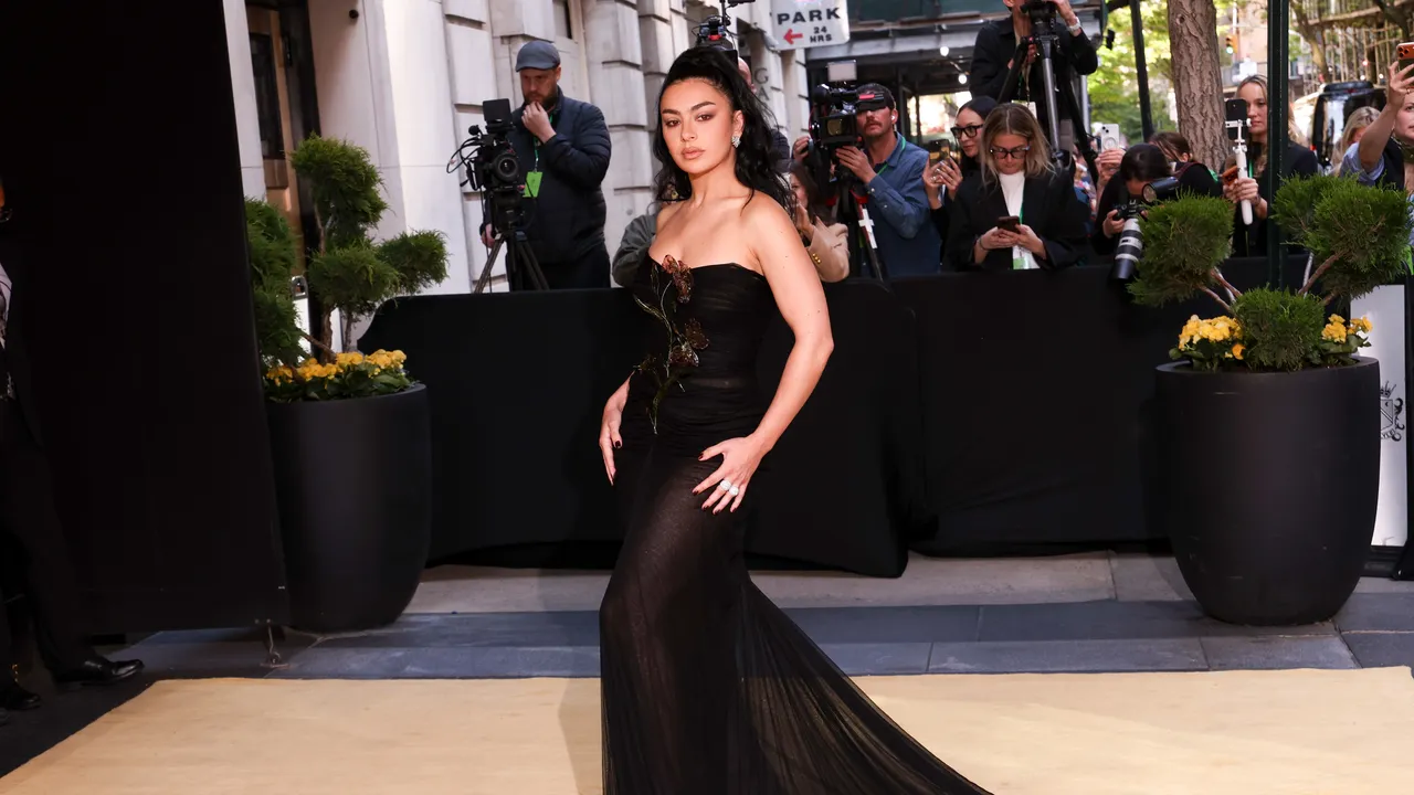 ההתייחסות ההיסטורית המרכזית מאחורי מראה Met Gala 2026 של Charli XCX